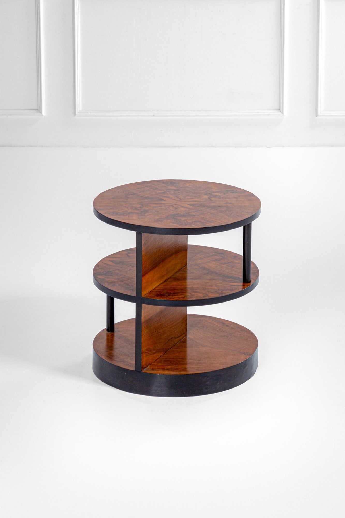 Tavolino déco con ripiani: Tavolino déco con ripiani Legno impiallacciato, legno tinto. 1930 ca. h cm 67, diam. cm 65