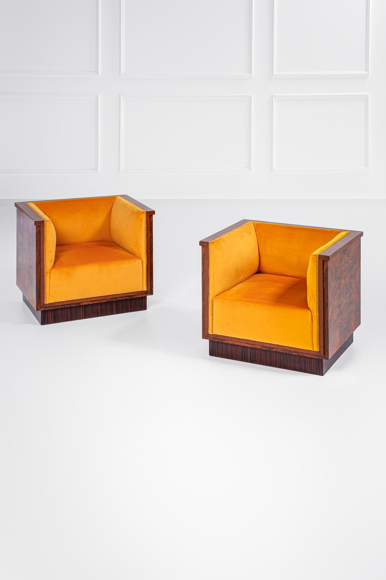 Due poltrone déco: Due poltrone décoLegno impiallacciato in radica, legno impiallacciato, tessuto.1930 ca.cm 65x76x62