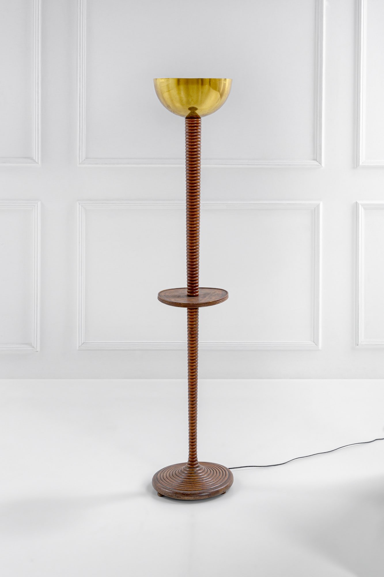 Marcello Piacentini. Lampada da terra: Lampada da terraLegno massello tornito e scanalato, ottone dorato.1940 ca.h cm 172, diam. cm 33BIBLIOGRAFIA: Fabio Benz (a cura di)i, Il Déco in Italia, ed. Mondadori Electa, 2004, p161 (modello