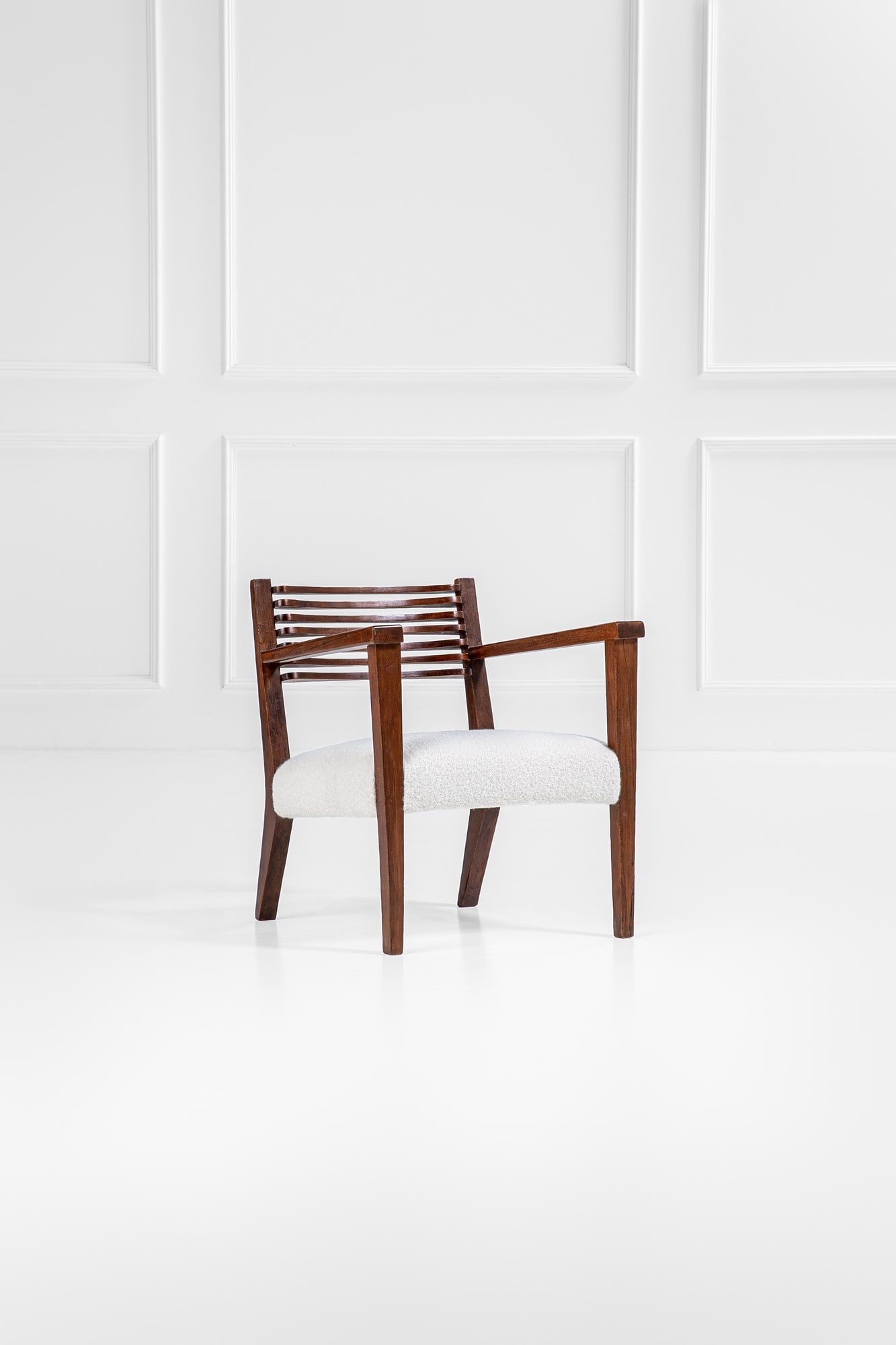 Vittorio Valabrega, nel gusto di. Poltrona scultorea: Poltrona scultoreaLegno massello sagomato, lana bouclé.1950 ca.cm 69x60x58