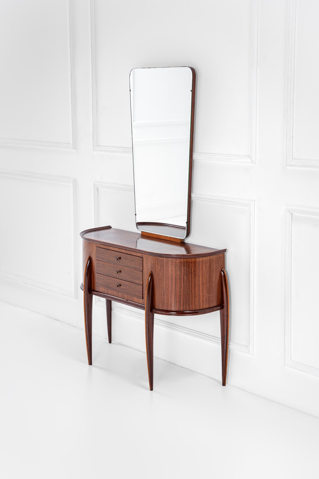 Cabinet a tre cassetti con specchiera: Cabinet a tre cassetti con specchiera Legno massello sagomato di essenze diverse, legno impiallacciato, vetro specchiato. 1930 ca. cm 182x103x37