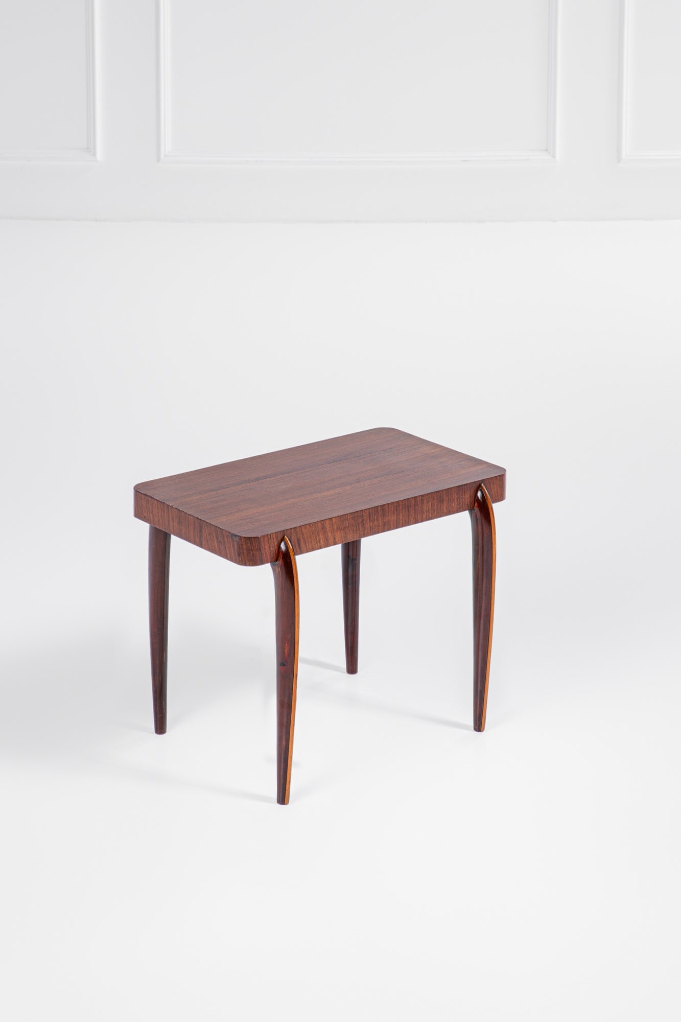 Tavolino: Tavolino Legno massello sagomato di essenze diverse, legno impiallacciato. 1930 ca. cm 45x58x34