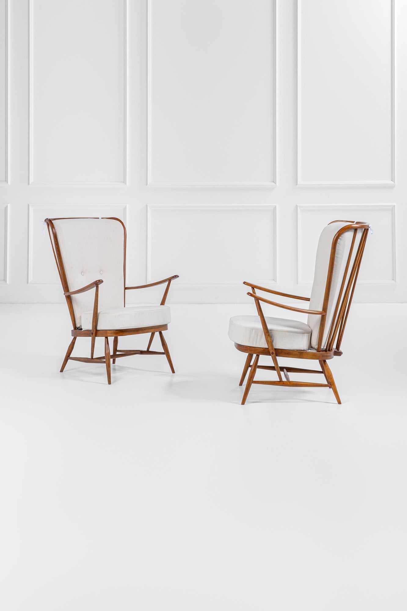 Luciano Randolfo Ercolani. Due poltrone: Due poltroneLegno massello sagomato, tessuto.Prod. Ercol, 1940 ca.Etichetta del produttore.cm 104x64x70