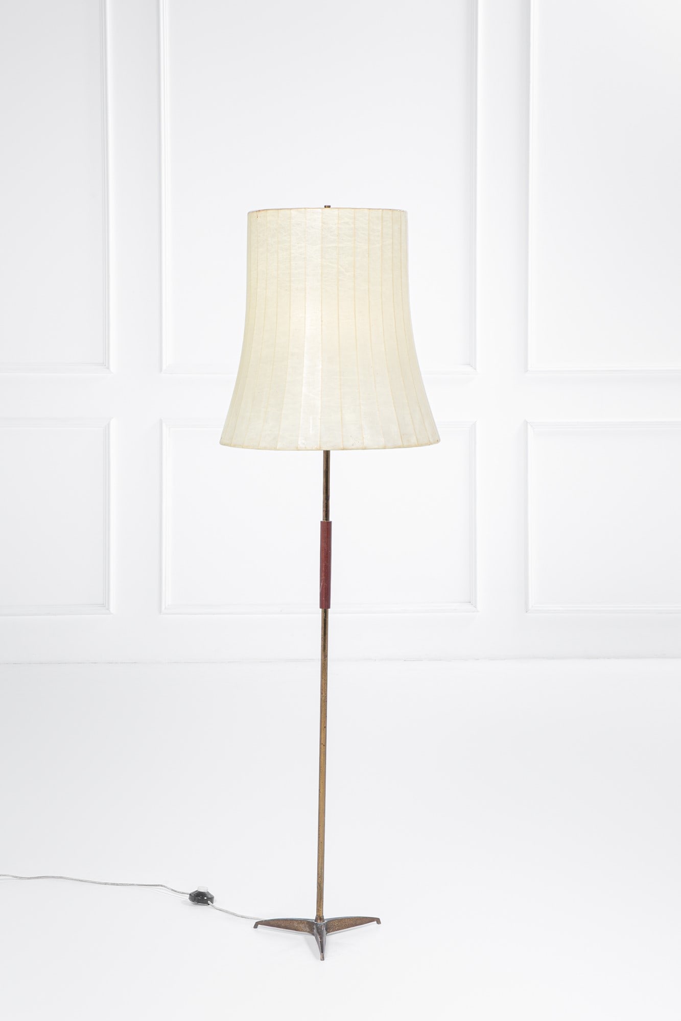 Giuseppe Ostuni, nel gusto di. Lampada da terra: Lampada da terraMetallo nichelato, legno, cocoon.1950 ca.h cm 163, diam. paralume cm 50