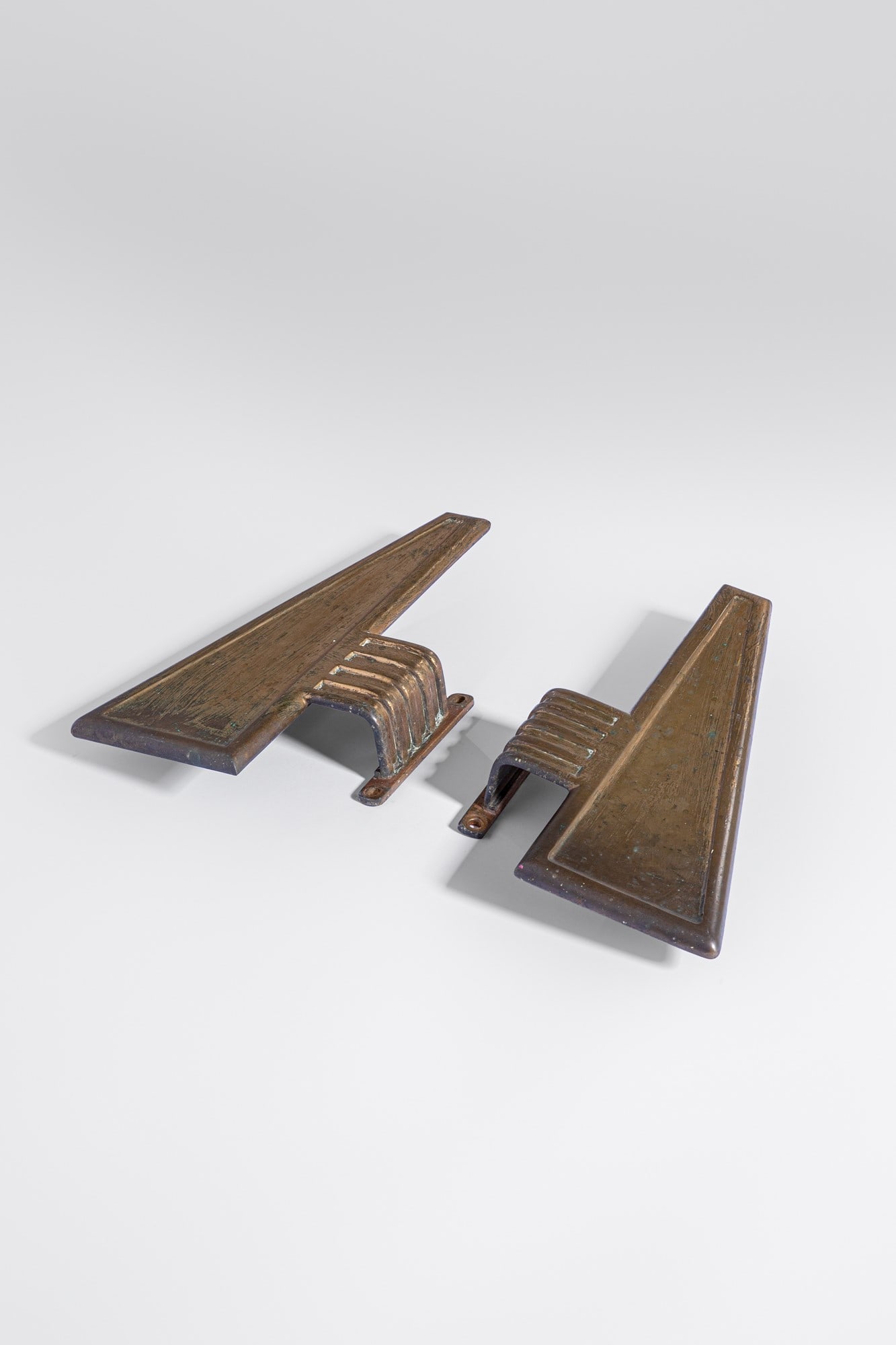 Due maniglie: Due maniglieFusione di ottone.1930 ca.cm 35x21x6