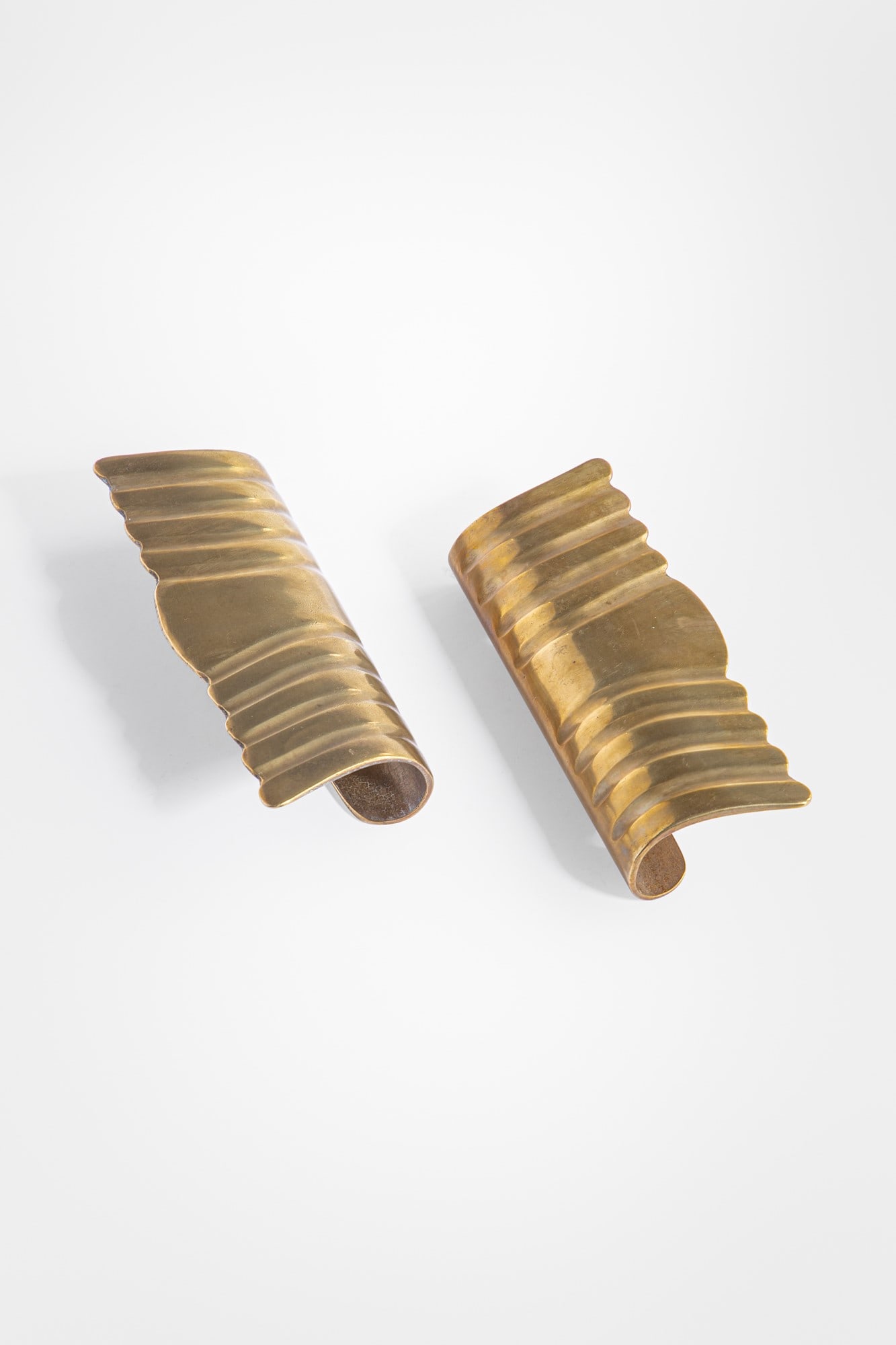 Due maniglie: Due maniglieOttone lavorato a sbalzo.1940 ca.cm 18x7x4