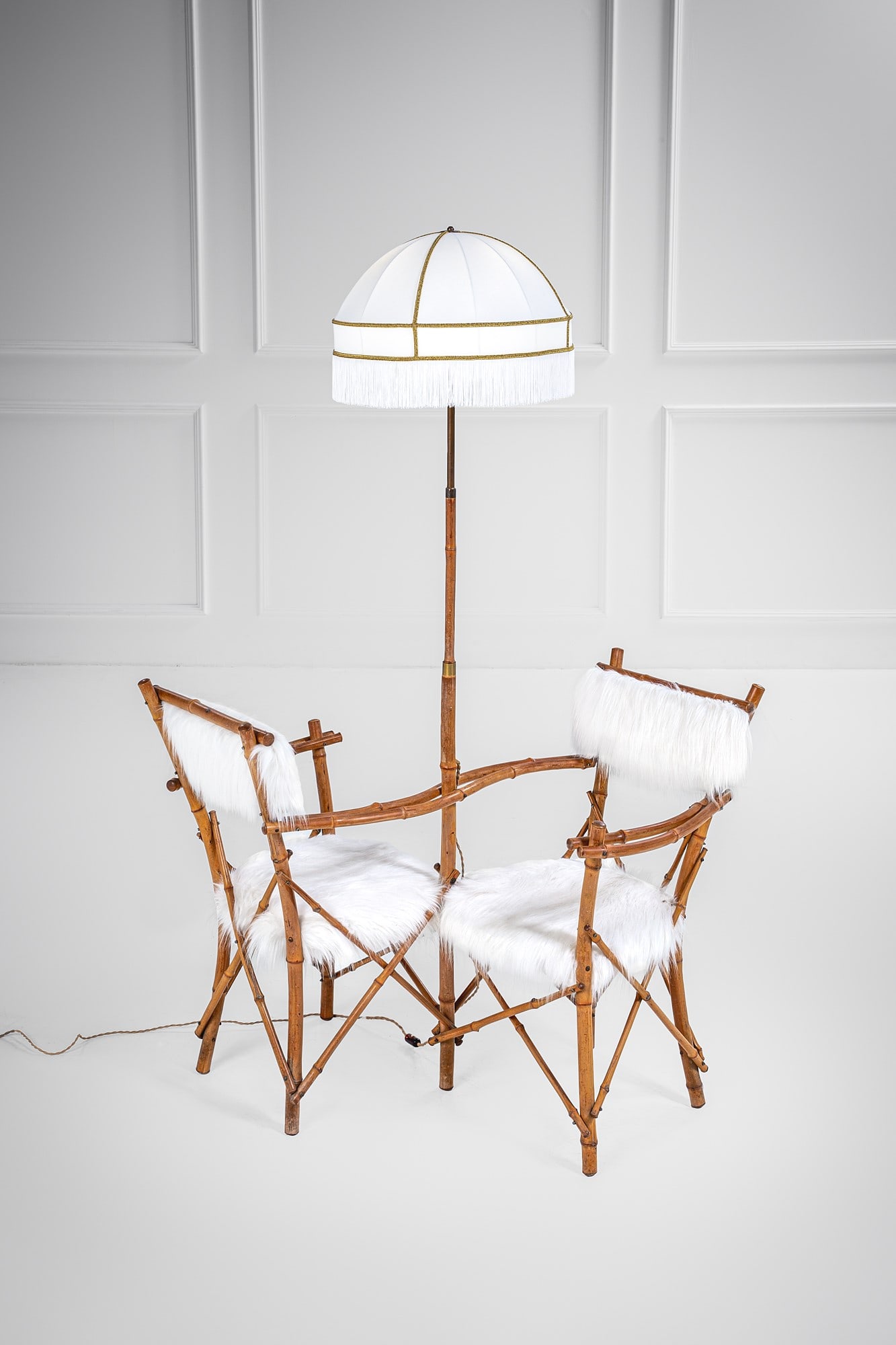 Salottino da giardino composto da una lampada da terra e due poltrone vis à vis: Salottino da giardino composto da una lampada da terra e due poltrone vis à vis Bamboo, pelo sintetico. 1970 ca. cm 186x105x105