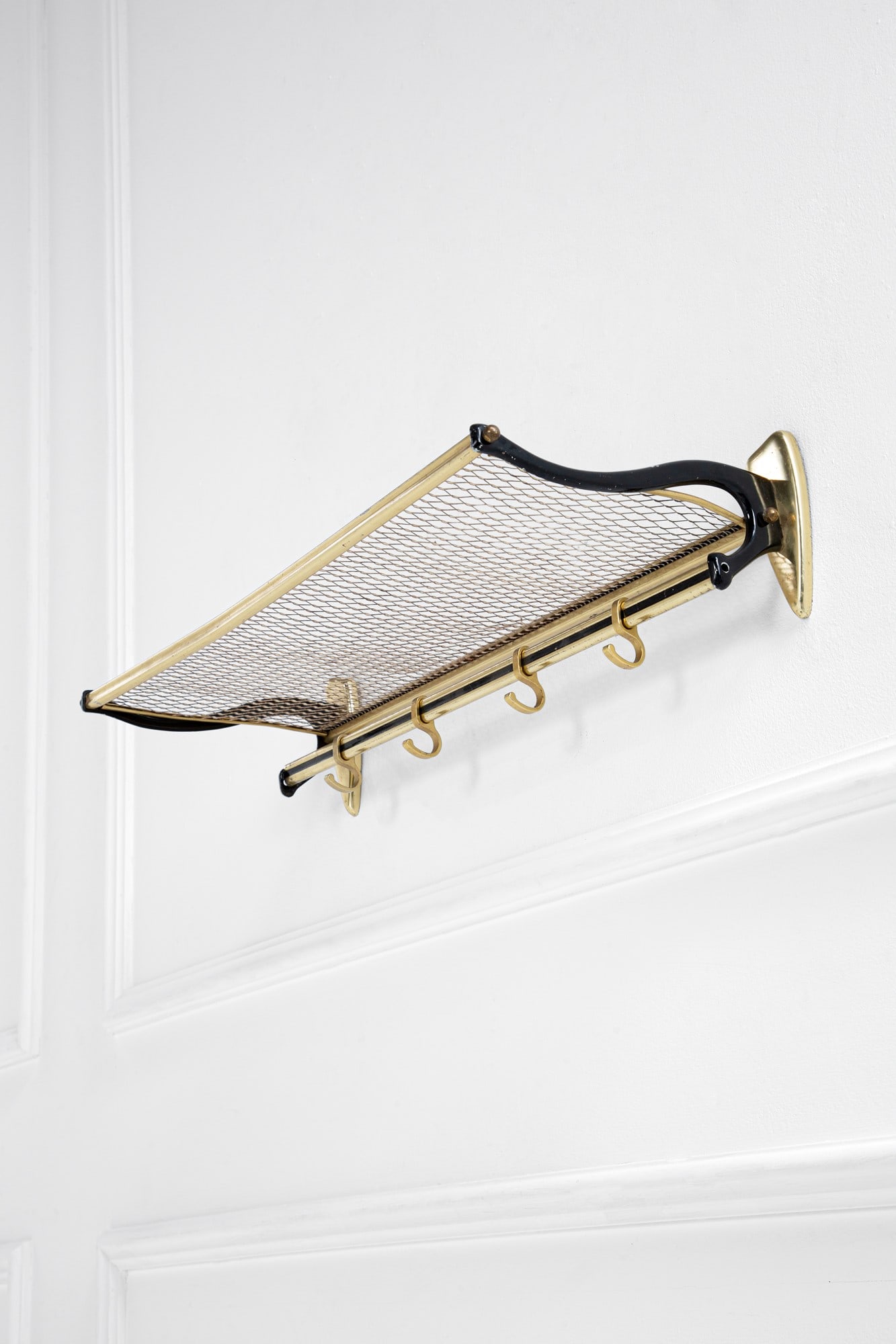 Appendiabiti da parete: Appendiabiti da parete Metallo ottonato, metallo verniciato. 1950 ca. cm 14x62x28