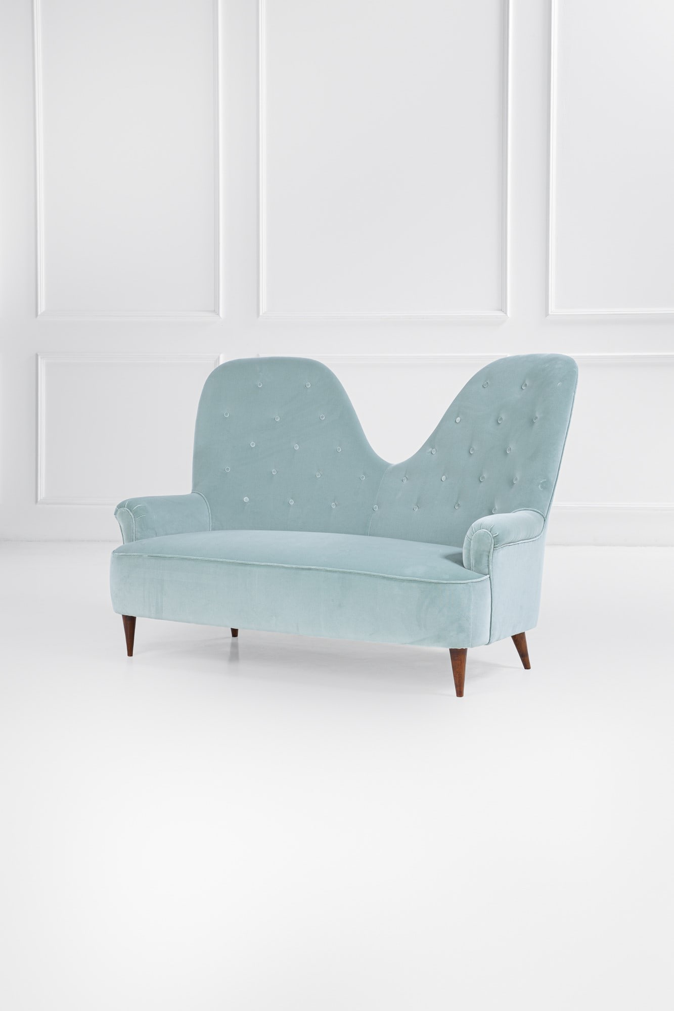 Cesare Lacca. Divano per l'Hotel Bristol di Merano: Divano per l'Hotel Bristol di MeranoLegno tornito, tessuto.1950 ca.cm 100x142x70