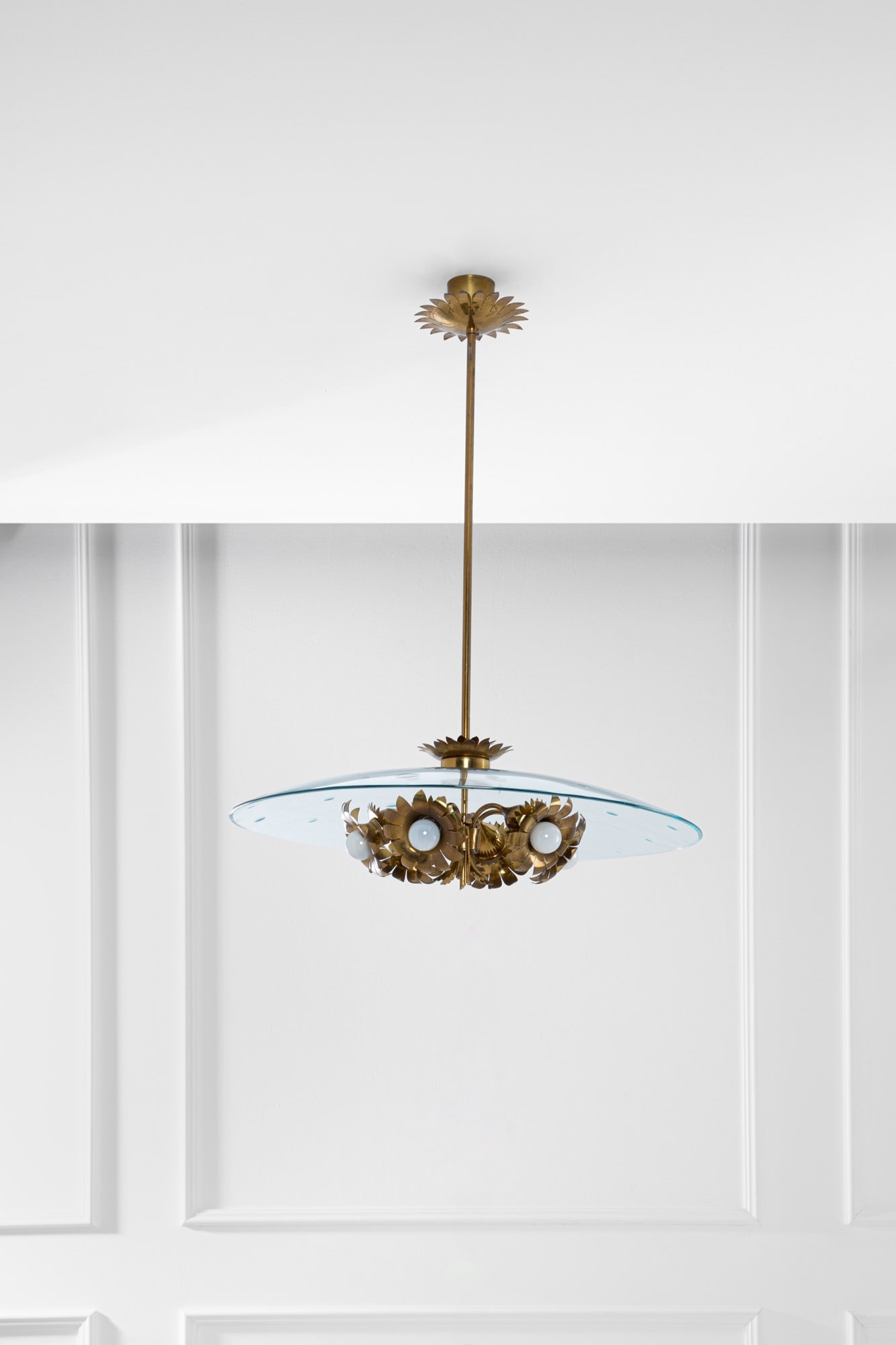 Pietro Chiesa. Lampadario: Lampadario Cristallo curvato e molato, ottone lucido. Prod. Fontana Arte, 1940 ca. h cm 82, diam. cm 70 BIBLIOGRAFIA: Roberto Aloi, Esempi. Illuminazione 1934-1964, ed. Compasso, 2019, p. 81.