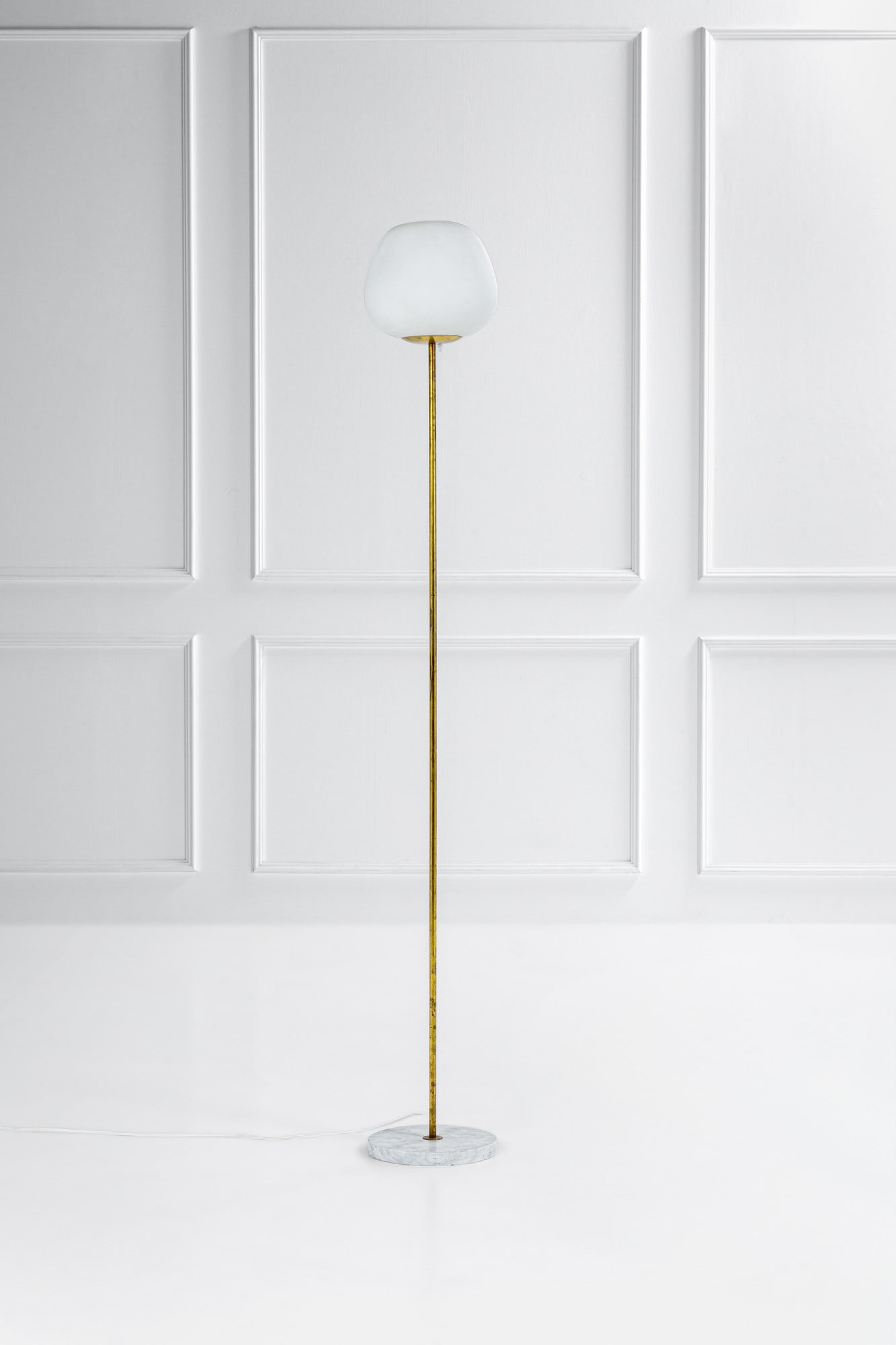 Lampada da terra: Lampada da terra Metallo verniciato, ottone, marmo, vetro opalino satinato. 1950 ca. h cm 208, diam. cm 30