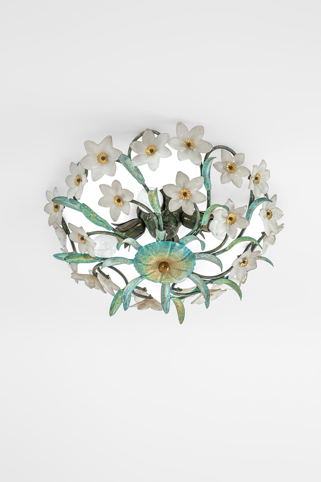 Lampada a plafone: Lampada a plafoneMetallo verniciato, ottone dorato, vetro opalino.1950 ca.h cm 17, diam. cm 44