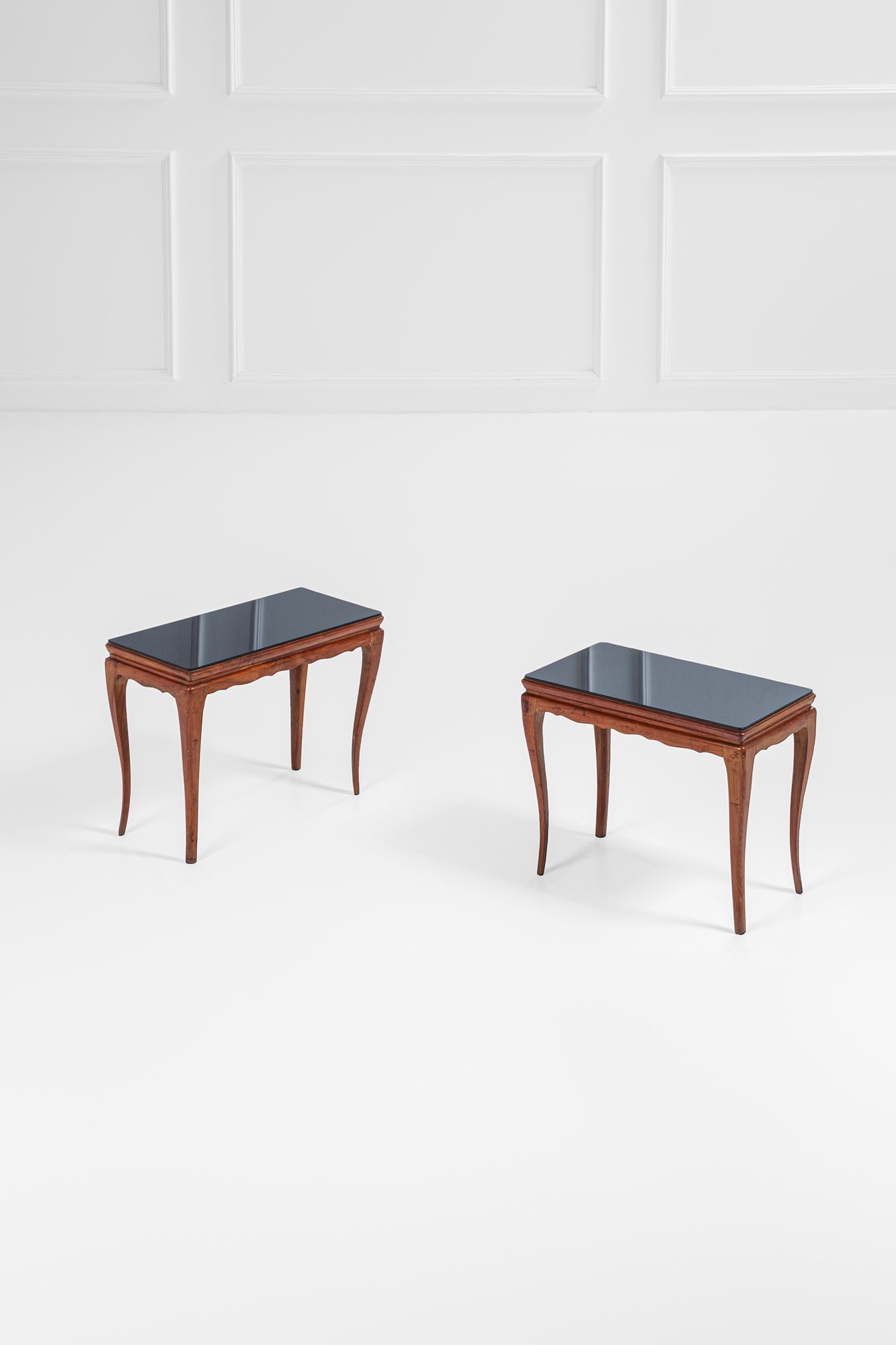 Paolo Buffa, nel gusto di. Due tavolini: Due tavoliniLegno sagomato, vetro colorato.1950 ca.cm 44x57x31