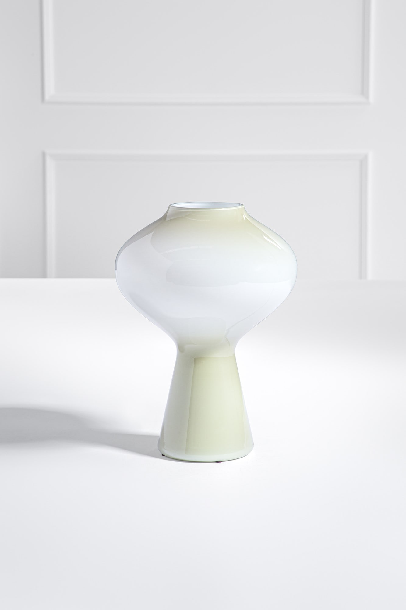 Massimo Vignelli. Lampada da tavolo mod. 4040 detto Fungo: Lampada da tavolo mod. 4040 detto FungoVetro soffiato incamiciato lattimo e giallo sfumato.Prod. Venini, 1956 ca.h cm 36, diam. cm 26BIBLIOGRAFIA: Marino Barovier, Carla Sonego, Paolo Venini e la sua