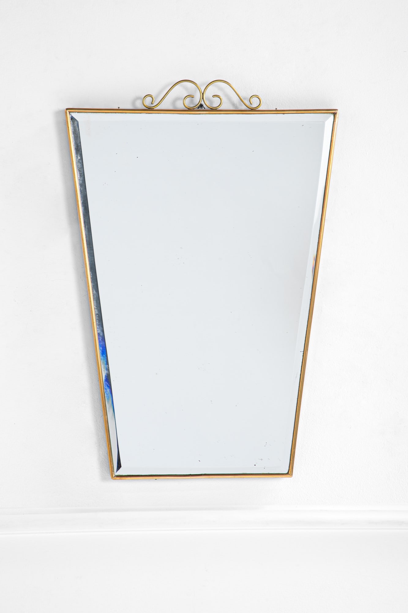 Specchio da parete: Specchio da pareteOttone, vetro specchiato.1950 ca.cm 63x43x3