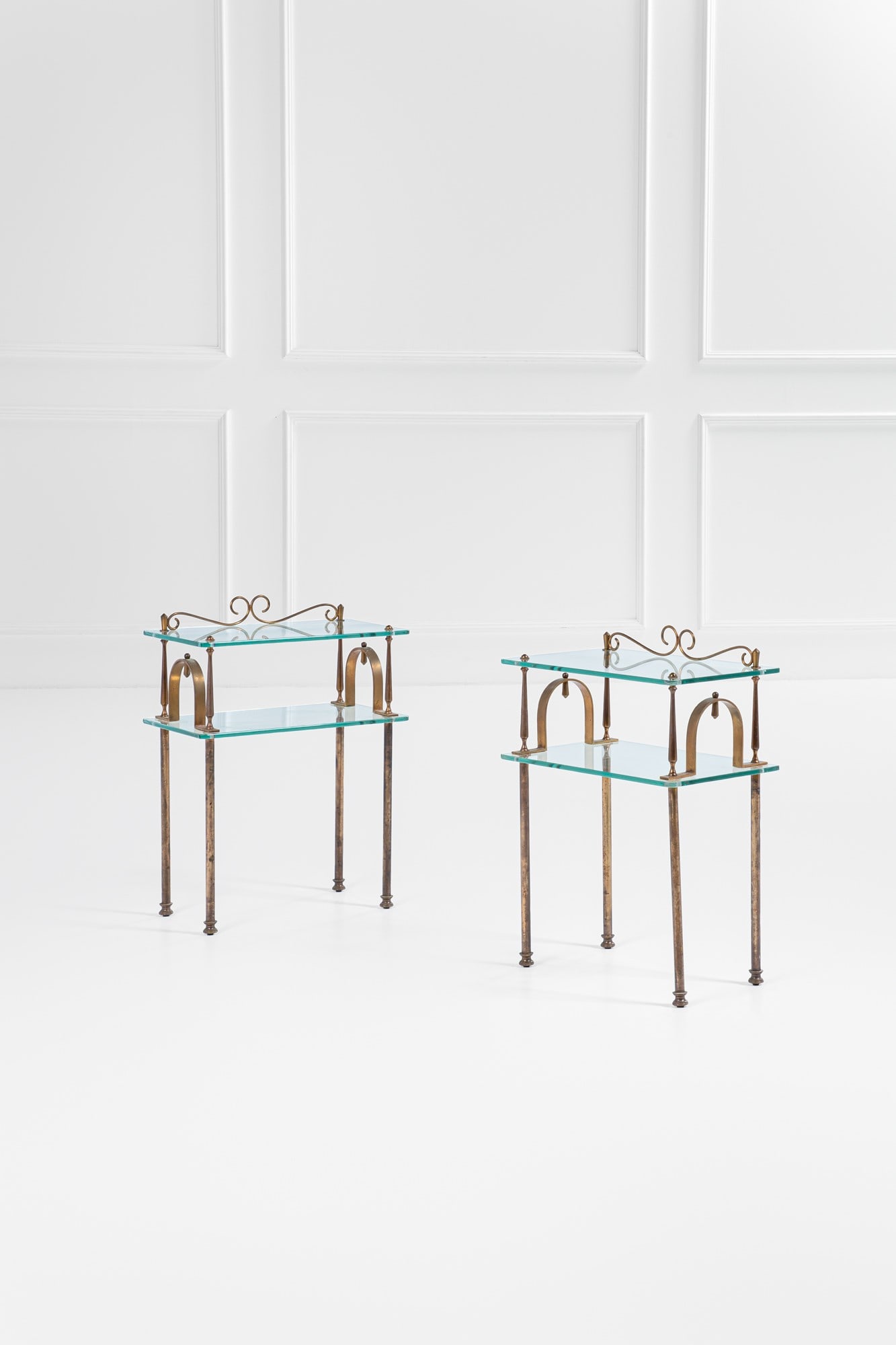 Due comodini: Due comodiniOttone lucido, vetro molato.1950 ca.cm 71x51x32