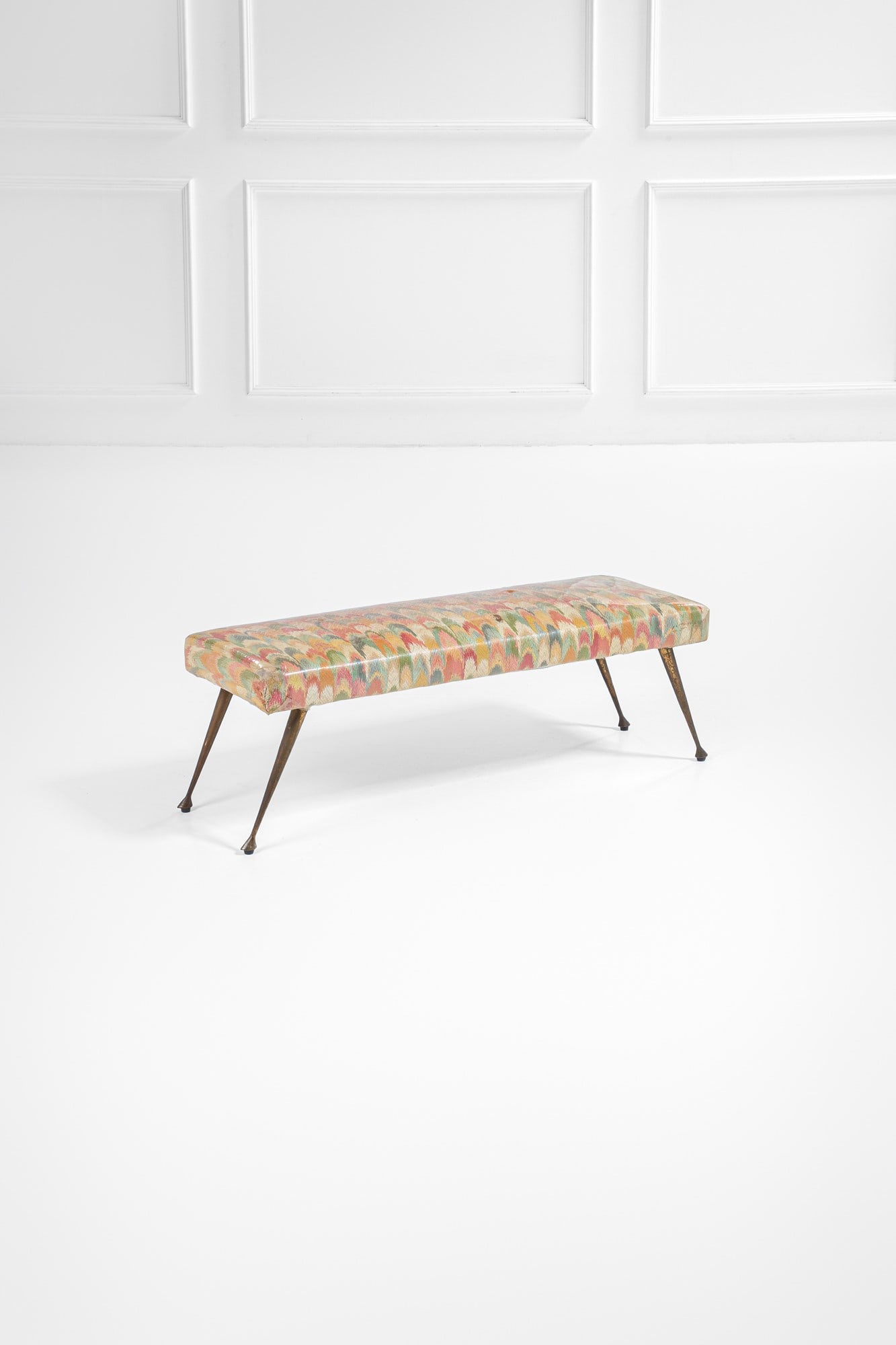 Federico Munari (attr.). Panca: PancaFusione di ottone, tessuto vinilico.1950 ca.cm 35x102x36