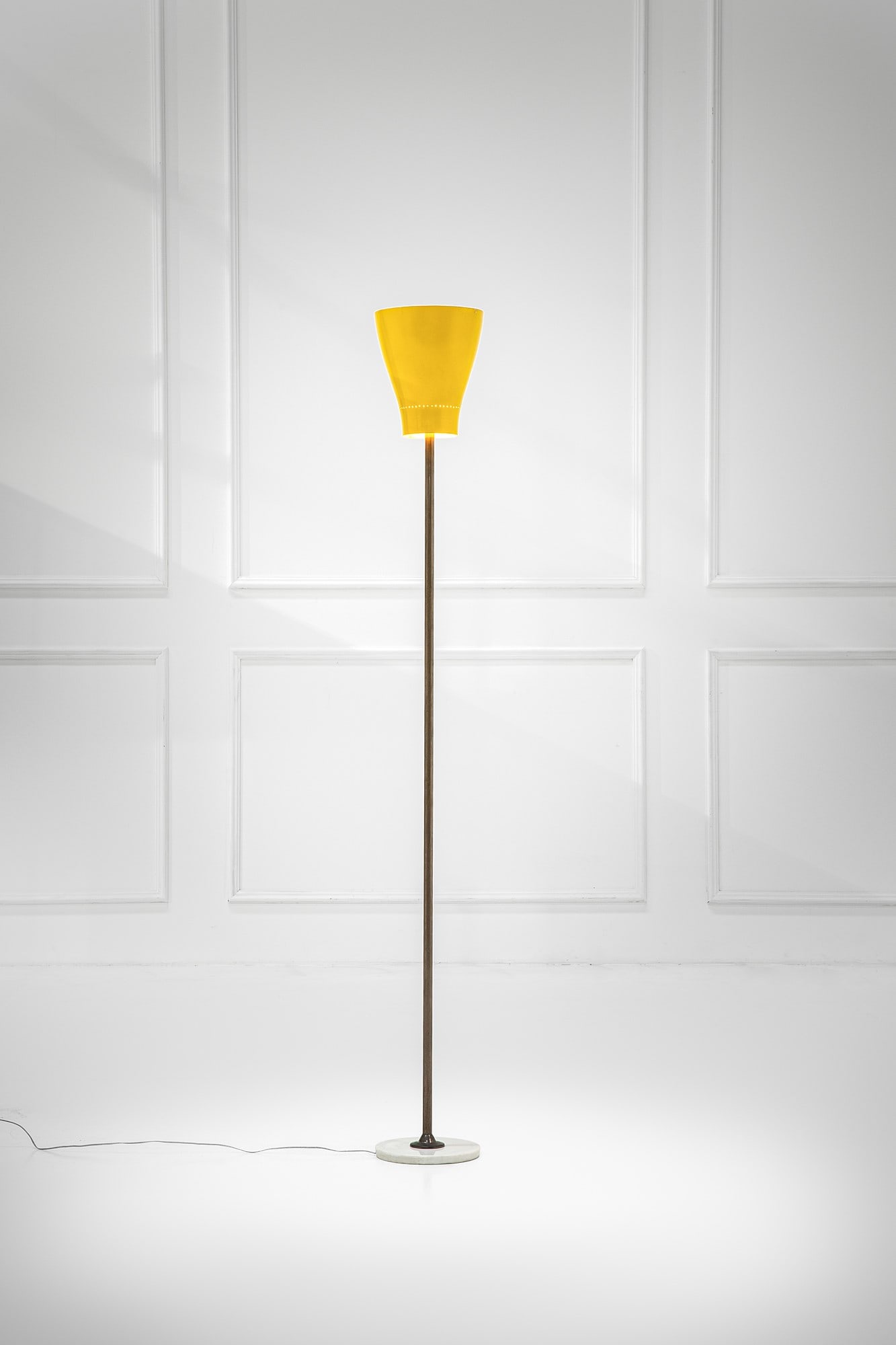 Lampada da terra Luminator: Lampada da terra Luminator Ottone nichelato, metallo verniciato, marmo. 1950 ca. h cm 175, diam. cm 23