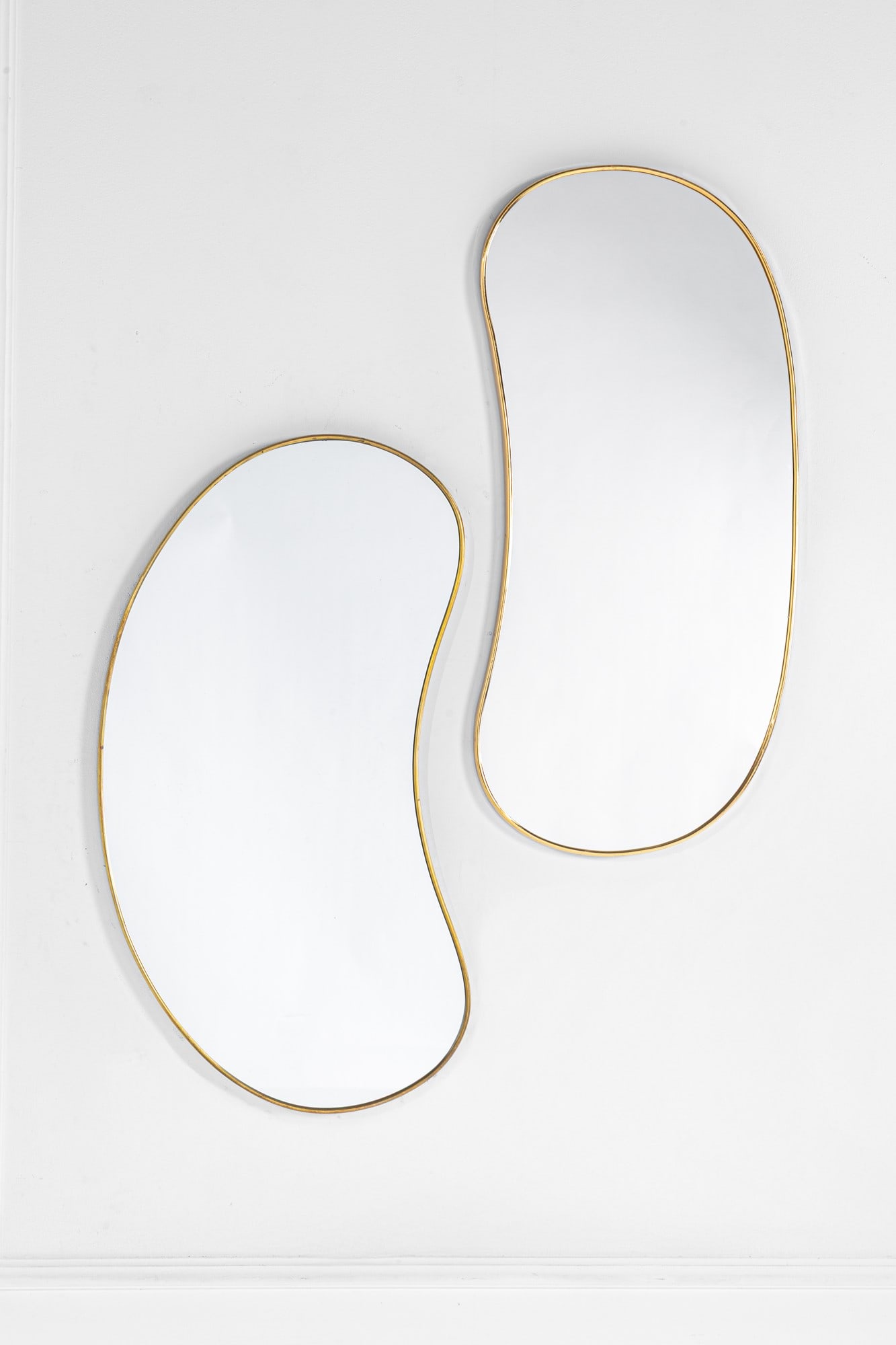 Due specchi da parete: Due specchi da pareteOttone dorato, vetro specchiato.1950 ca.cm 90x42x3, cm 88x50x3
