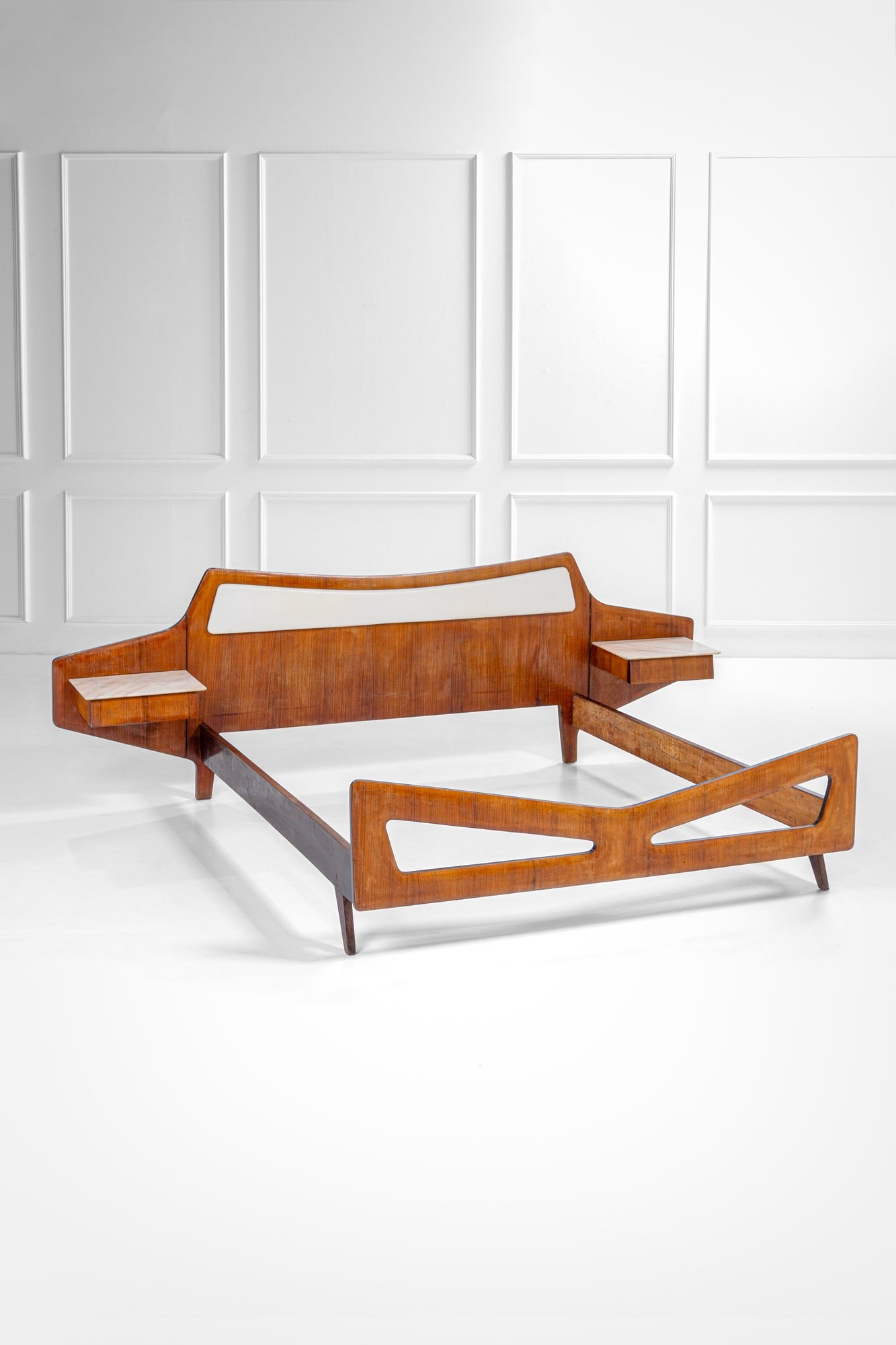 Dassi. Letto a due piazze con comodini integrati (1 of 5)