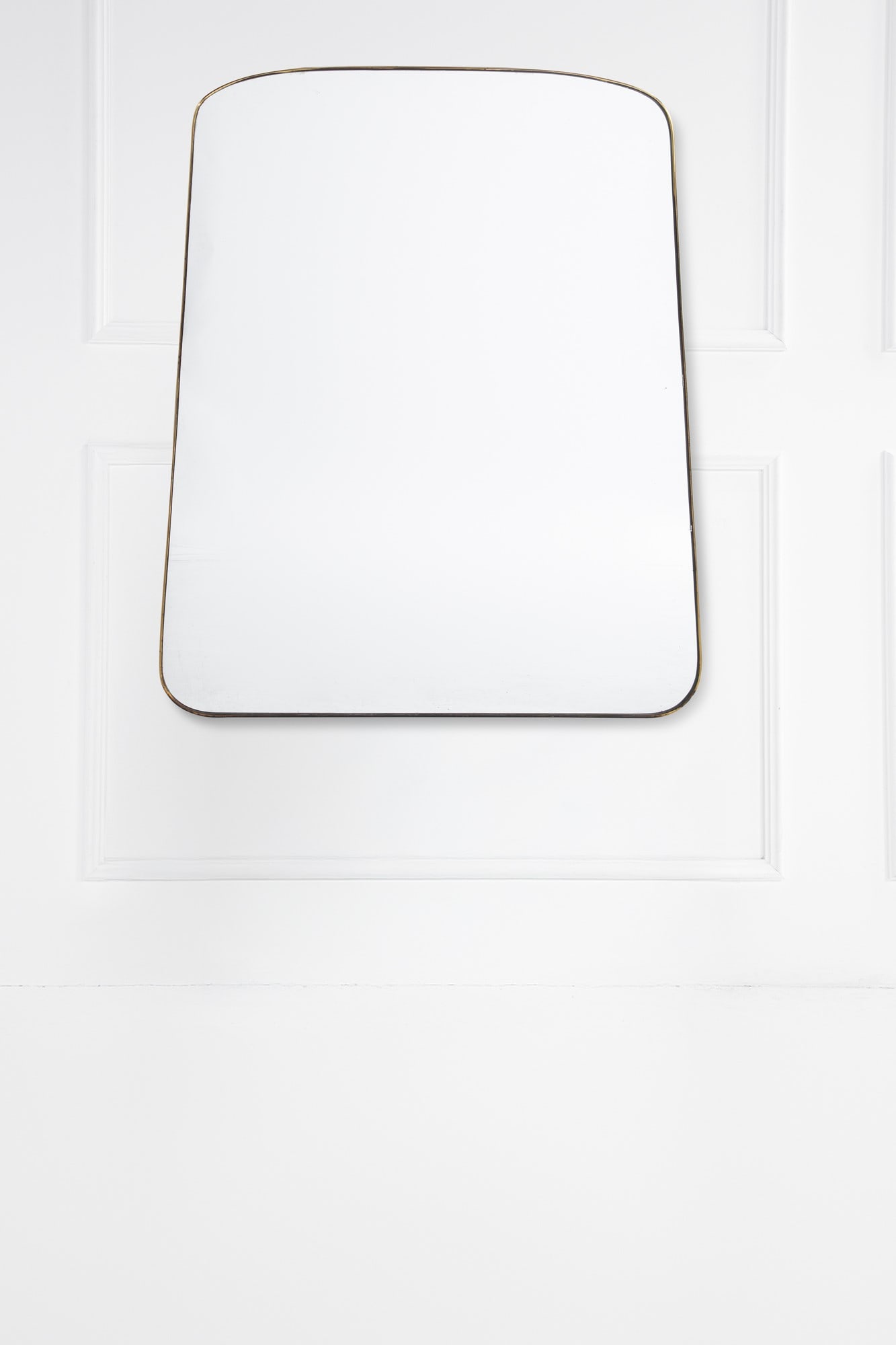 Grande specchiera: Grande specchieraOttone dorato, vetro specchiato.1950 ca.cm 126x96x4