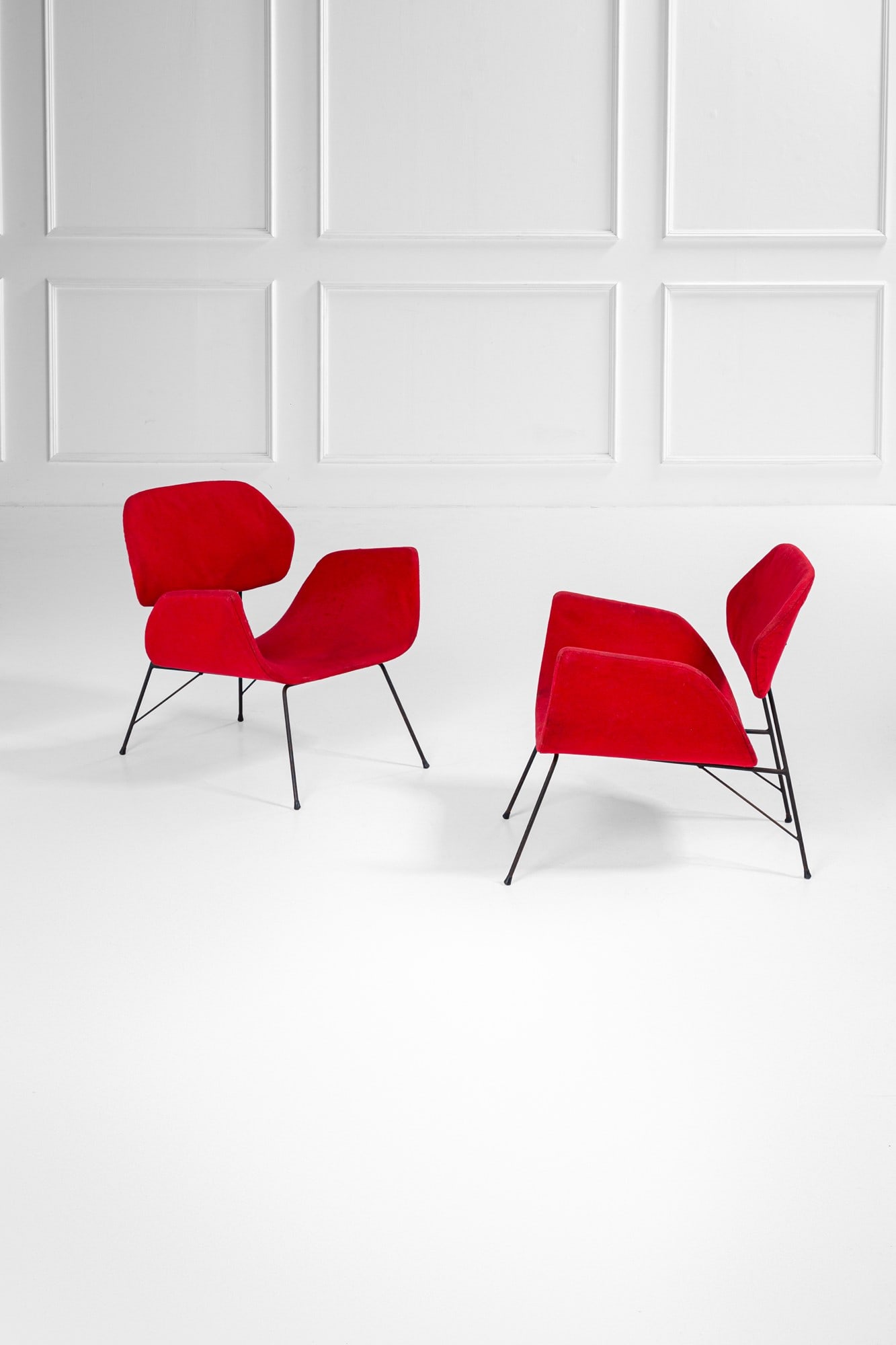 Carlo Hauner (attr.). Due sedute: Due seduteTondino metallico verniciato, tessuto.1950 ca.cm 77x69x78