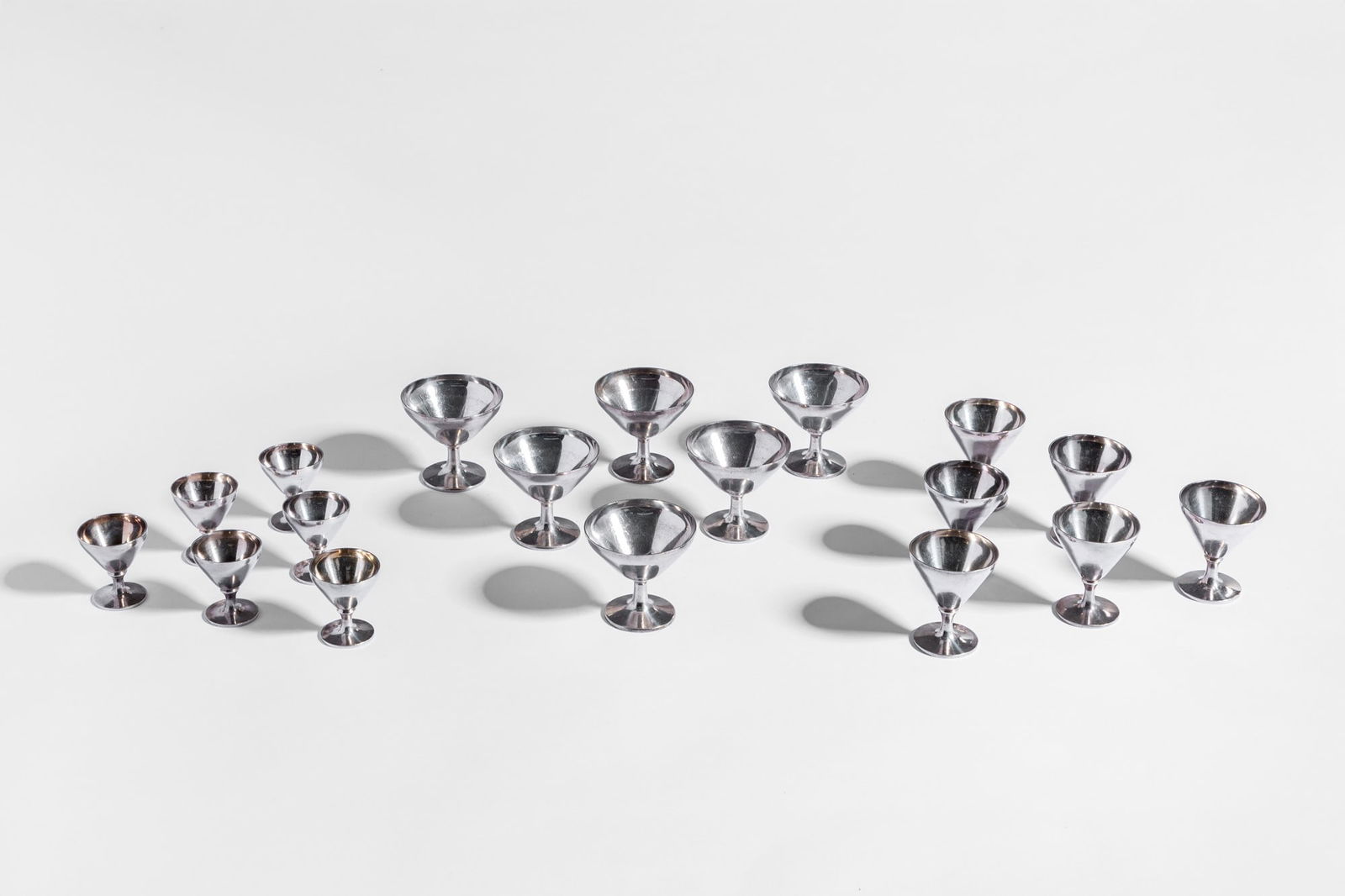Gio Ponti. Servizio composto da diciotto bicchieri di tre misure (1 of 3)