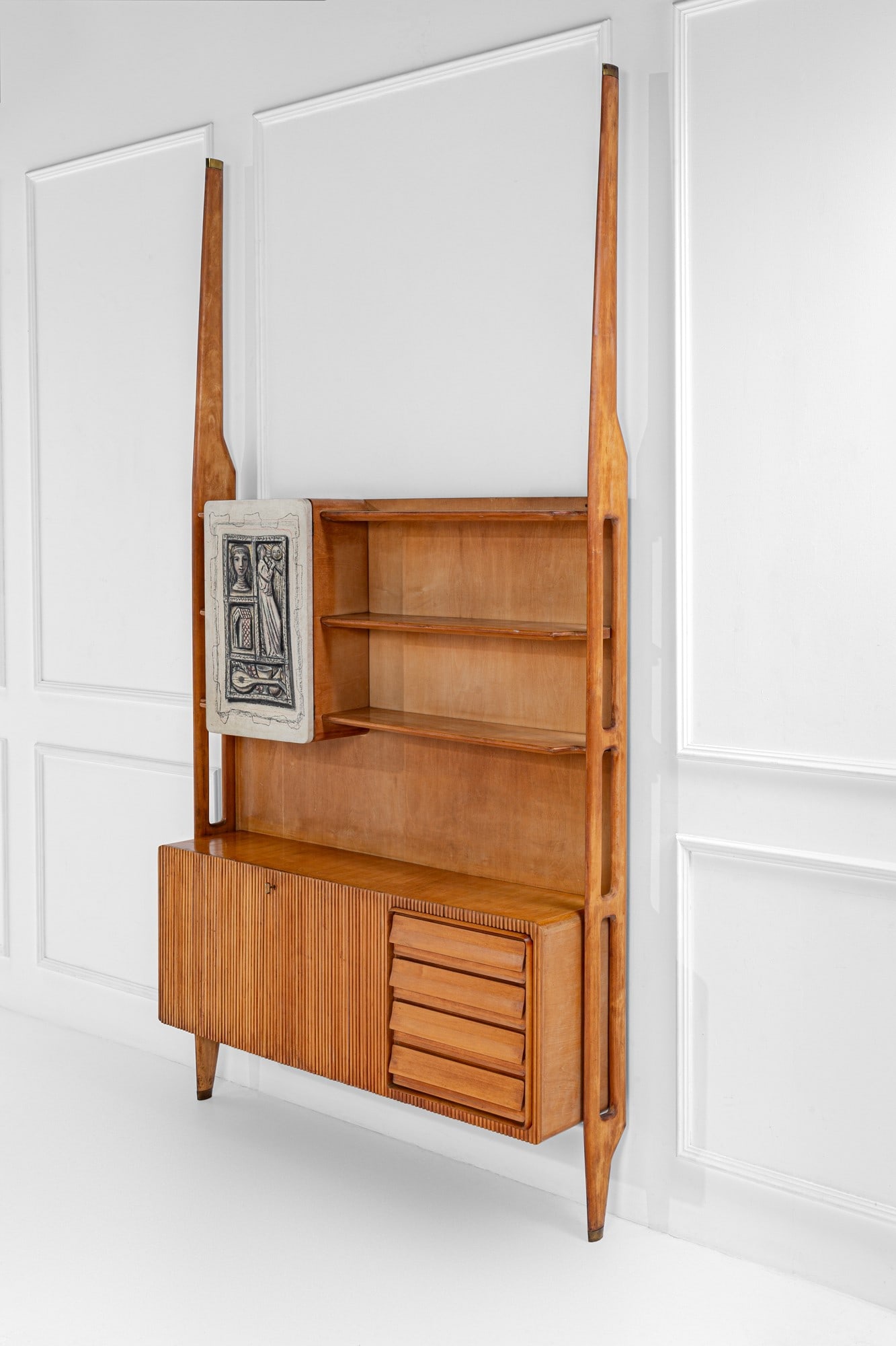 Dassi. Mobile da giorno: Mobile da giornoLegno massello, legno impiallacciato, legno grissinato, serigrafia decorativa.Prod. Dassi, 1950 ca.cm 306x157x35