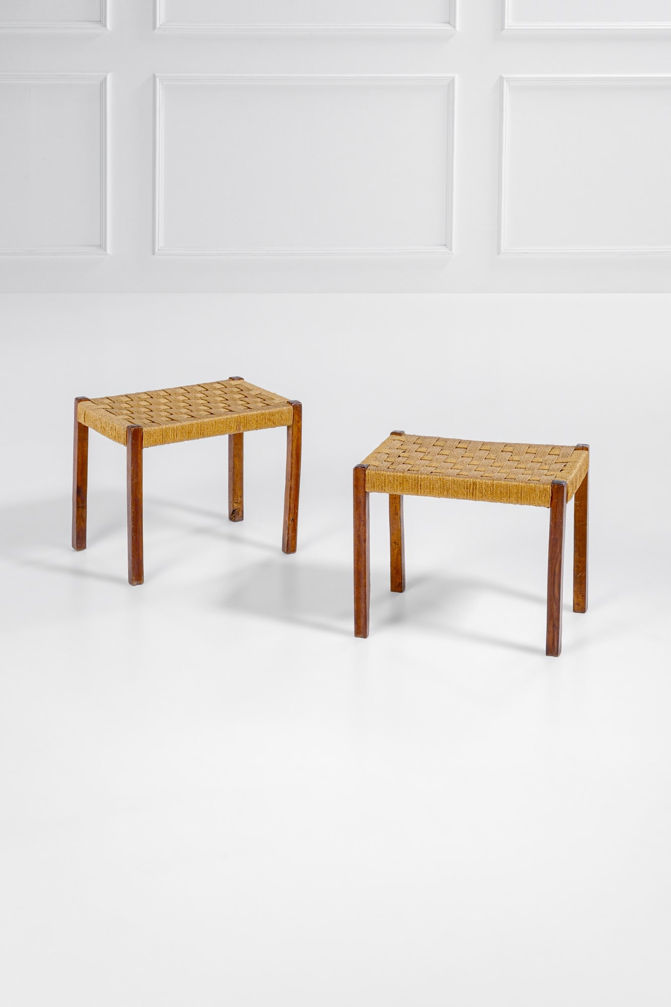 Due sgabelli: Due sgabelliLegno massello, corda intrecciata.1960 ca.cm 43x52x37