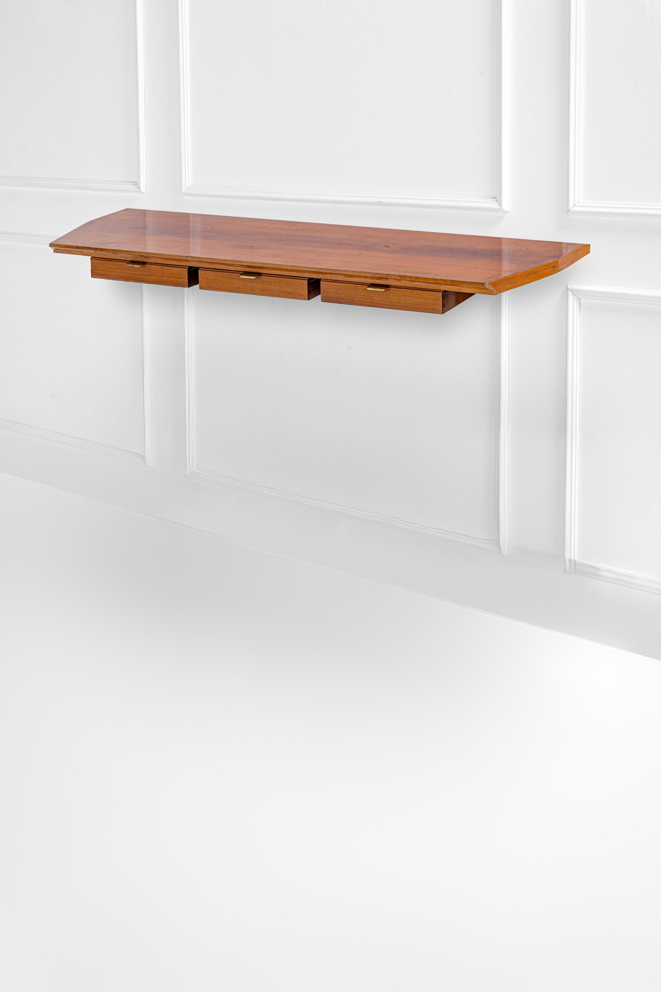 Console pensile: Console pensile Legno impiallacciato, legno massello, ottone. 1960 ca. cm 11x200x45