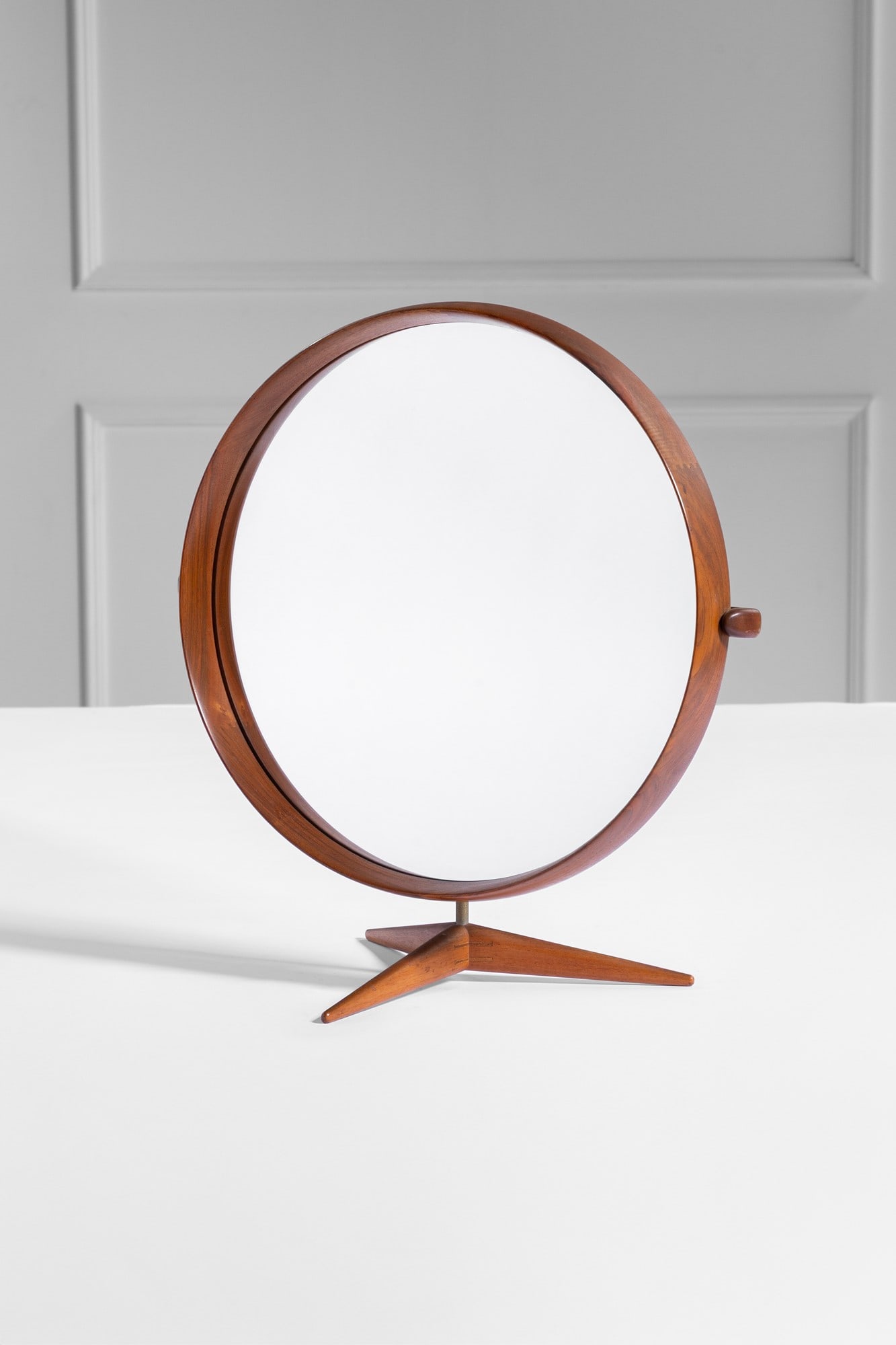 Uno & Osten Kristiansson. Specchio da tavolo mod. 402: Specchio da tavolo mod. 402Legno massello curvato, metallo, vetro specchiato.Luxus, 1950 ca.h cm 52x49x30