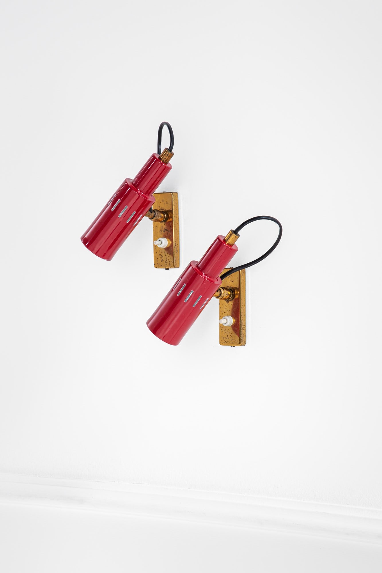 Stilnovo (attr.). Due lampade parete: Due lampade pareteMetallo verniciato, ottone.1950 ca.cm 16x5x11