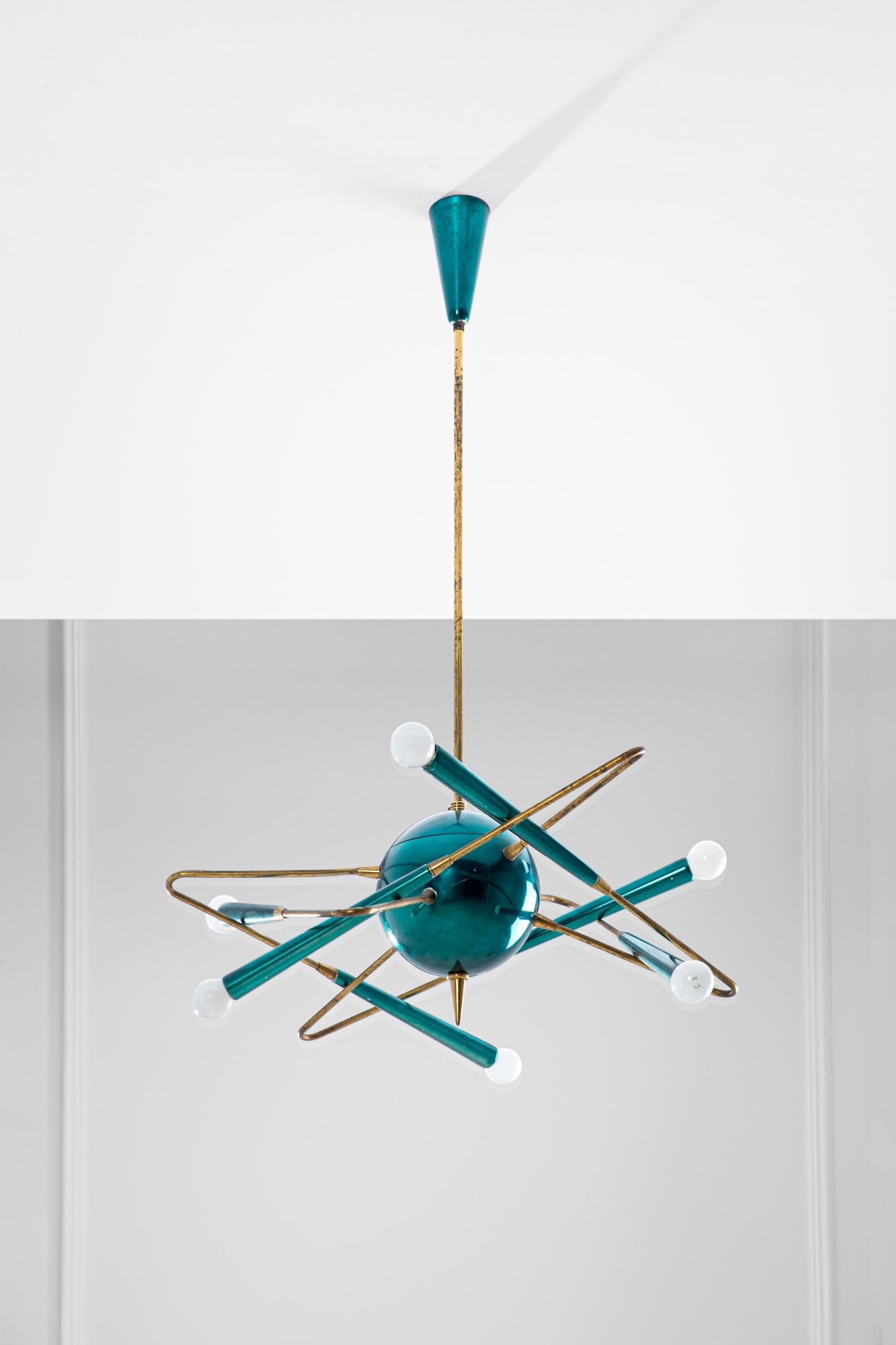 Lampadario: LampadarioOttone lucido, metallo verniciato.1960 ca.h cm 93, diam. cm 65