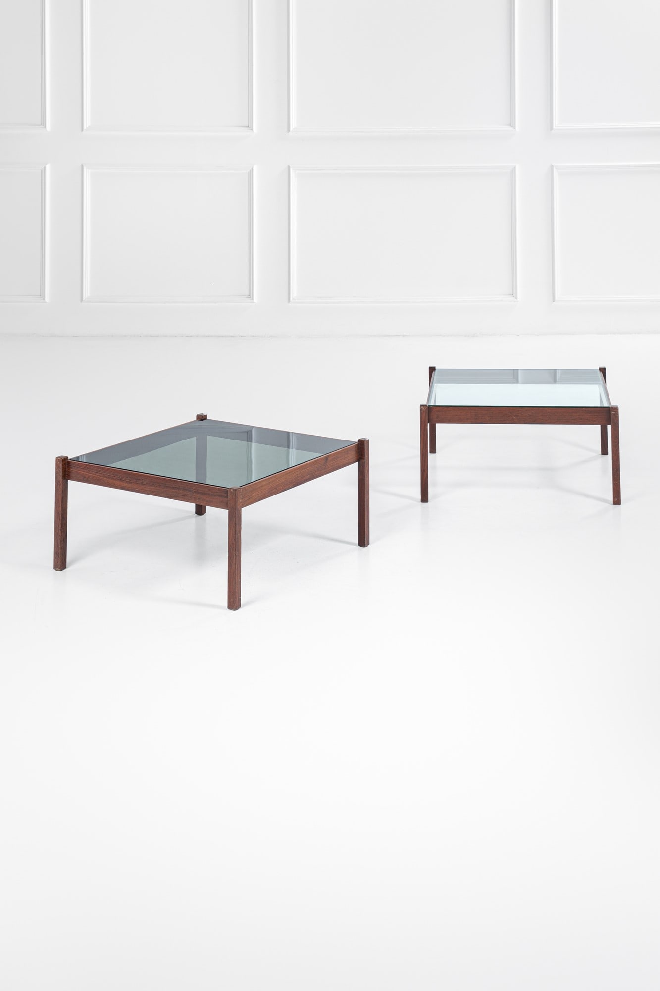 Studio Tecnico Cassina. Due tavolini: Due tavoliniLegno massello, vetro trasparente.Prod. Cassina, 1960 ca.Etichetta del produttore.cm 38x76x76