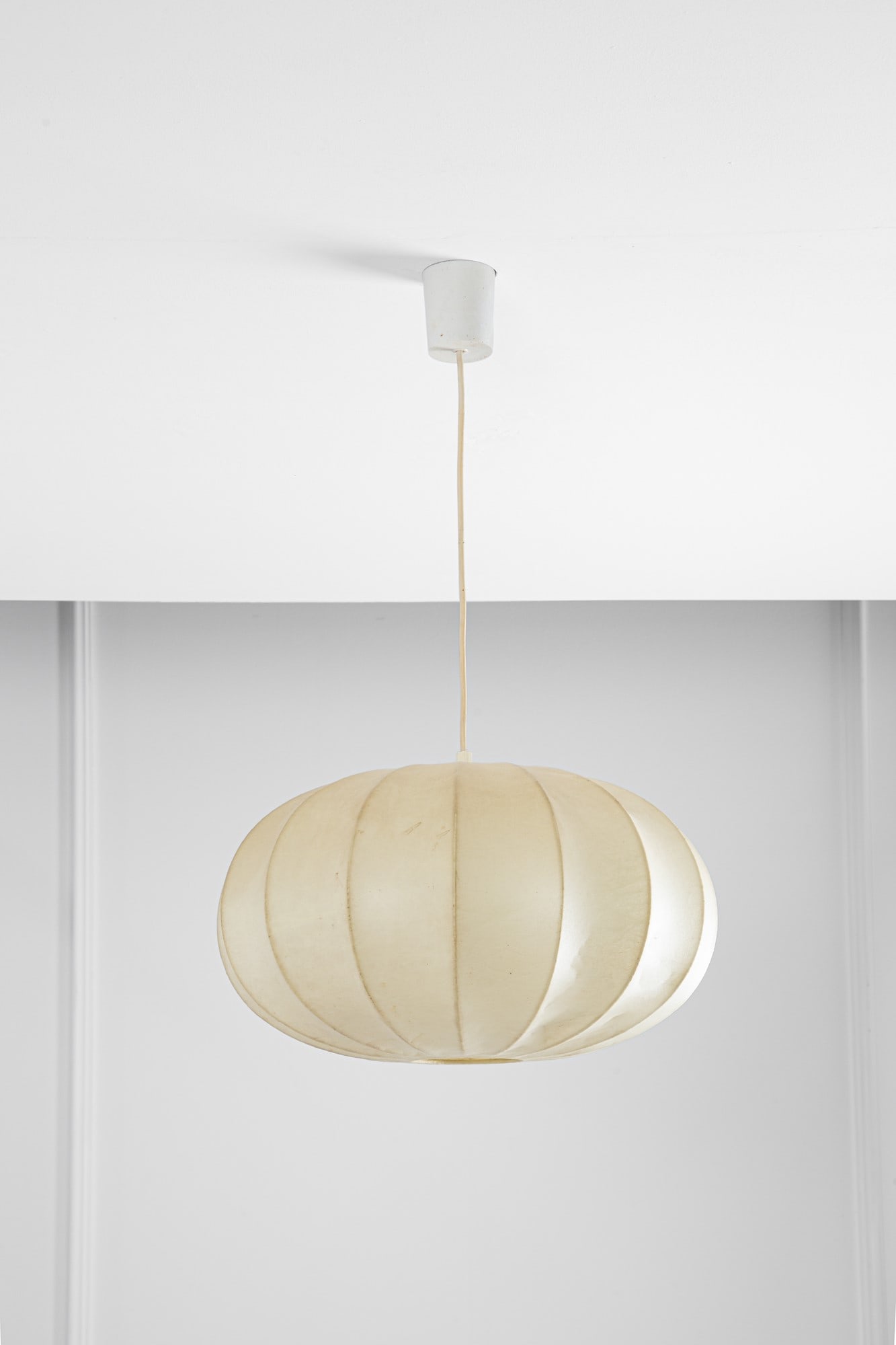 Lampada a sospensione: Lampada a sospensione Cocoon, metallo laccato. 1960 ca. h variabile, diffusore h cm 25, diam. cm 44