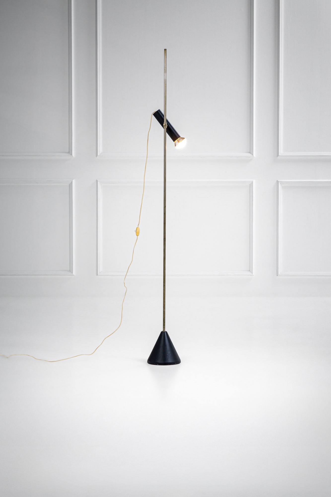 Arteluce, nel gusto di. Lampada da terra: Lampada da terra Metallo verniciato, metallo nichelato. 1950 ca. cm 176x25x18