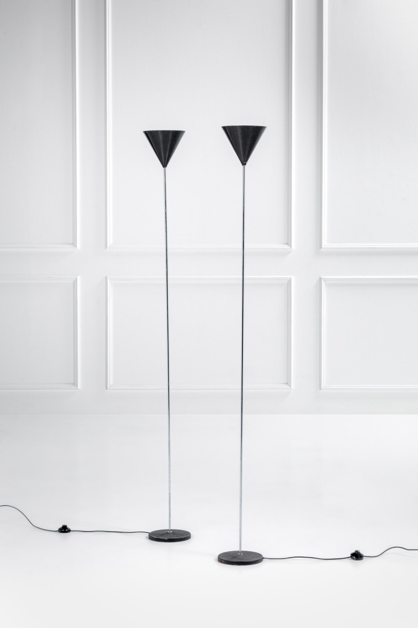 Luigi Caccia Dominioni. Due lampade da terra mod. LTE5 Imbuto: Due lampade da terra mod. LTE5 Imbuto Metallo verniciato, metallo cromato, ghisa. Prod. Azucena, dal 1953. h cm 191, diam. cm 20 BIBLIOGRAFIA: G. Gramigna, Repertorio del design italiano per l'arredam