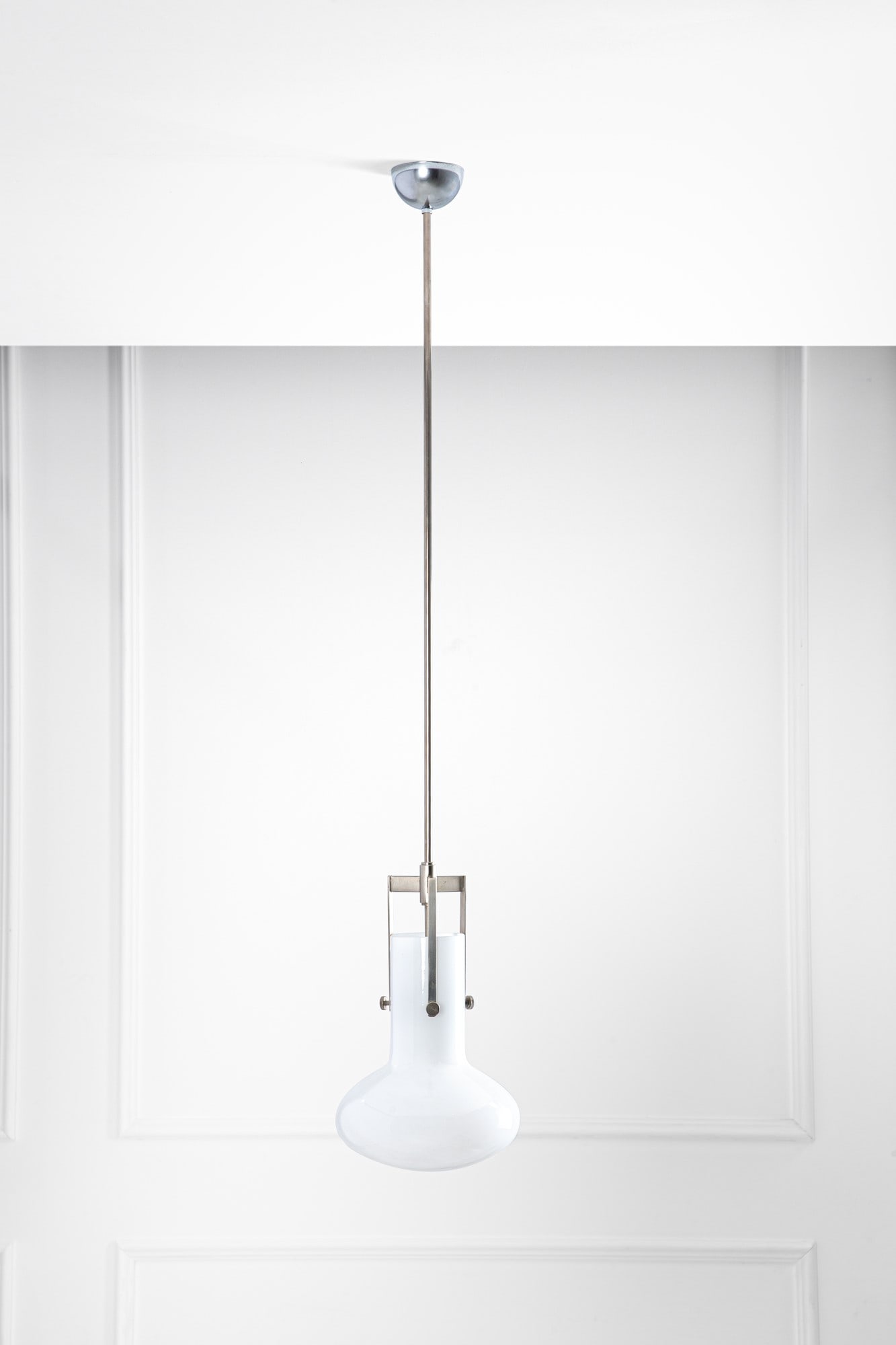 Ignazio Gardella. Lampada a sospensione: Lampada a sospensione Metallo nichelato, vetro opalino. Prod. Azucena, 1950 ca. h cm 123, diam. cm 22