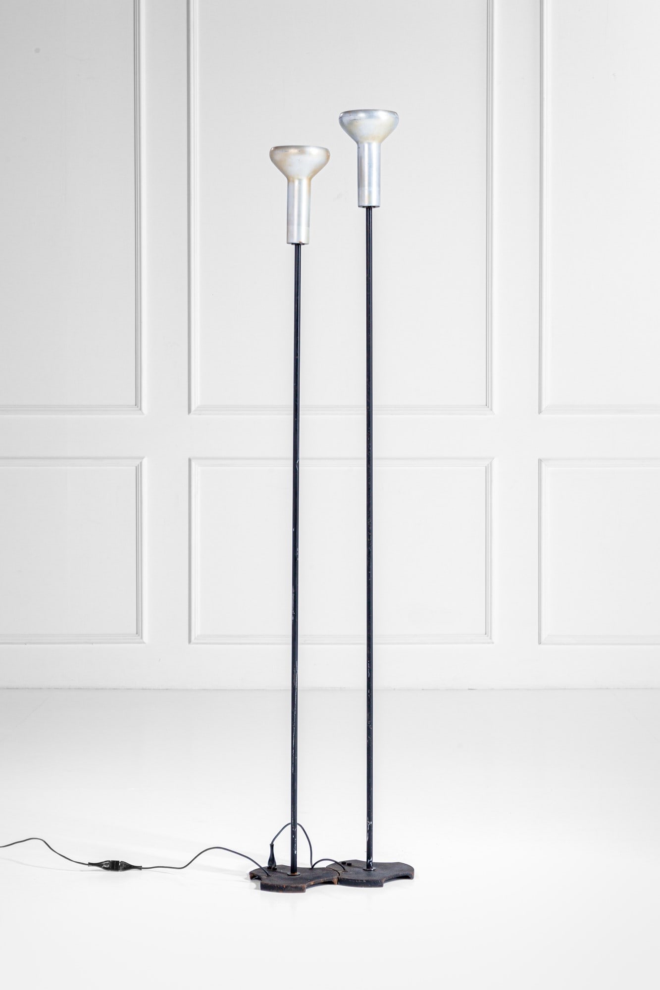 Gino Sarfatti. Due lampade da terra mod. 1073/3 (1 of 3)