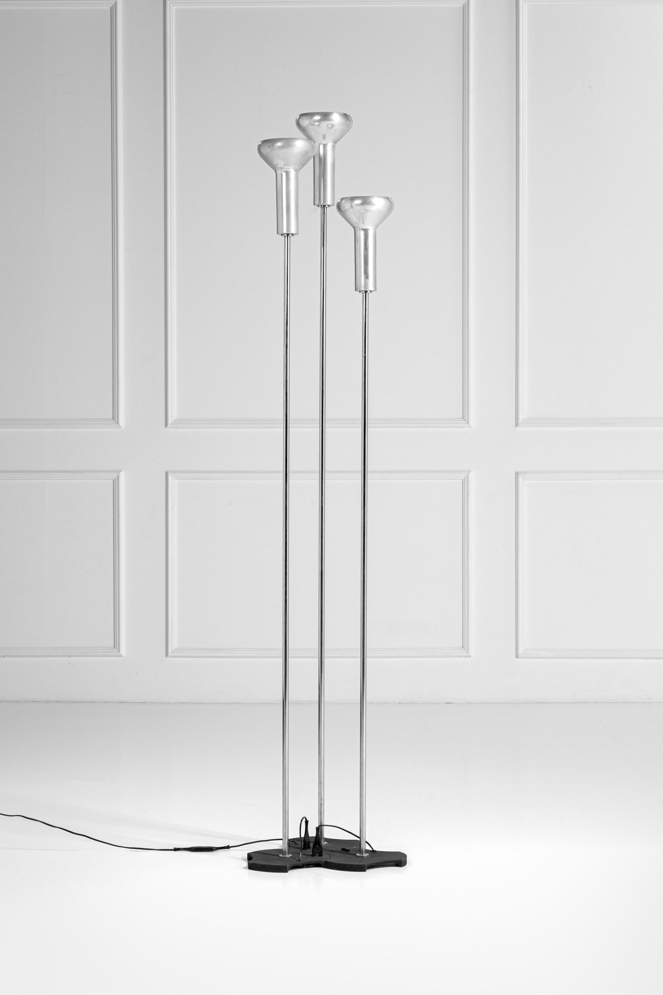 Gino Sarfatti. Tre lampade da terra mod. 1073/3 (1 of 3)