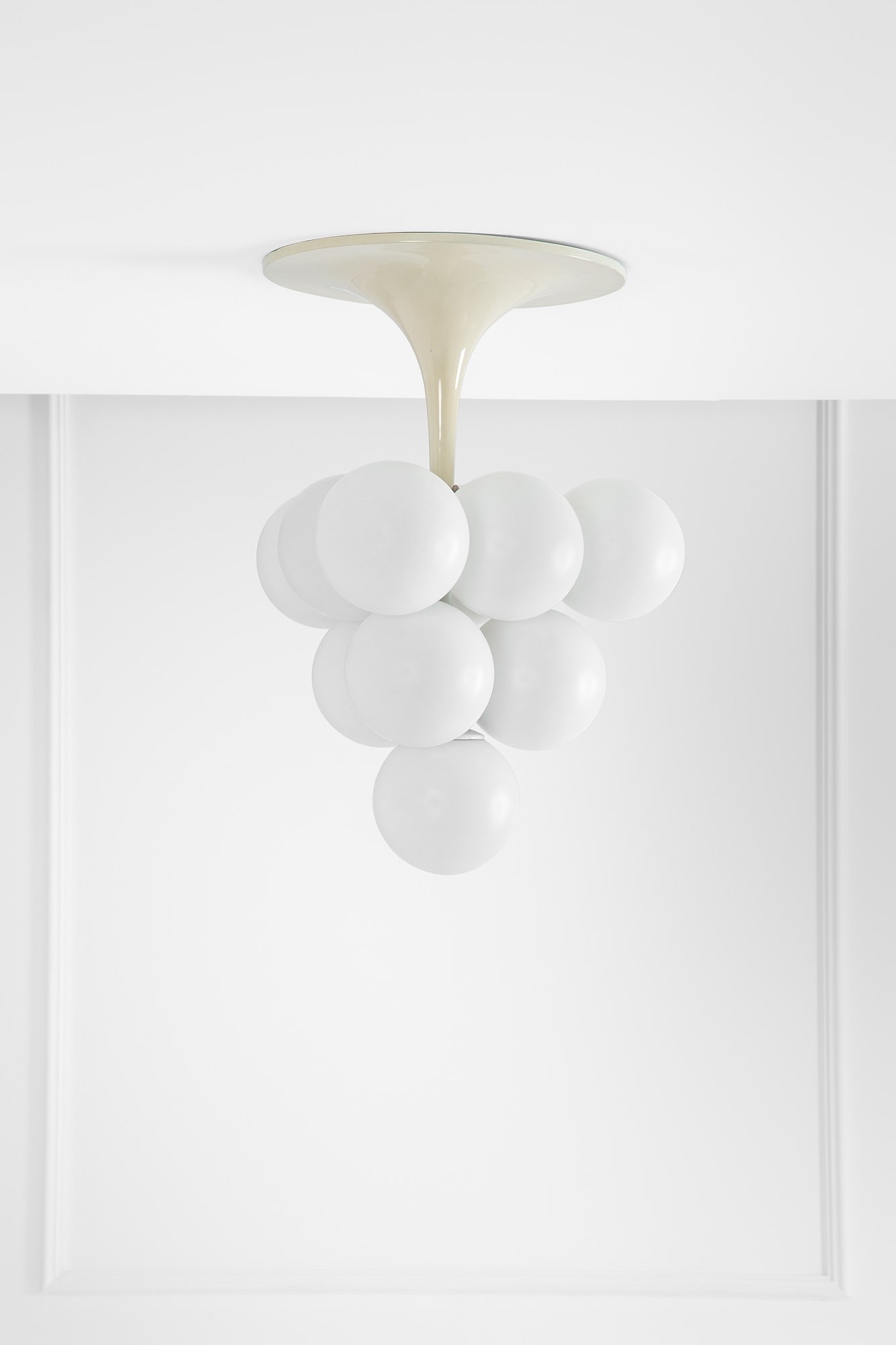 Max Bill. Lampada da soffitto: Lampada da soffittoMetallo laccato, globi in vetro opalino satinato.Prod. Temde, 1960 ca.h cm 65, diam. cm 48