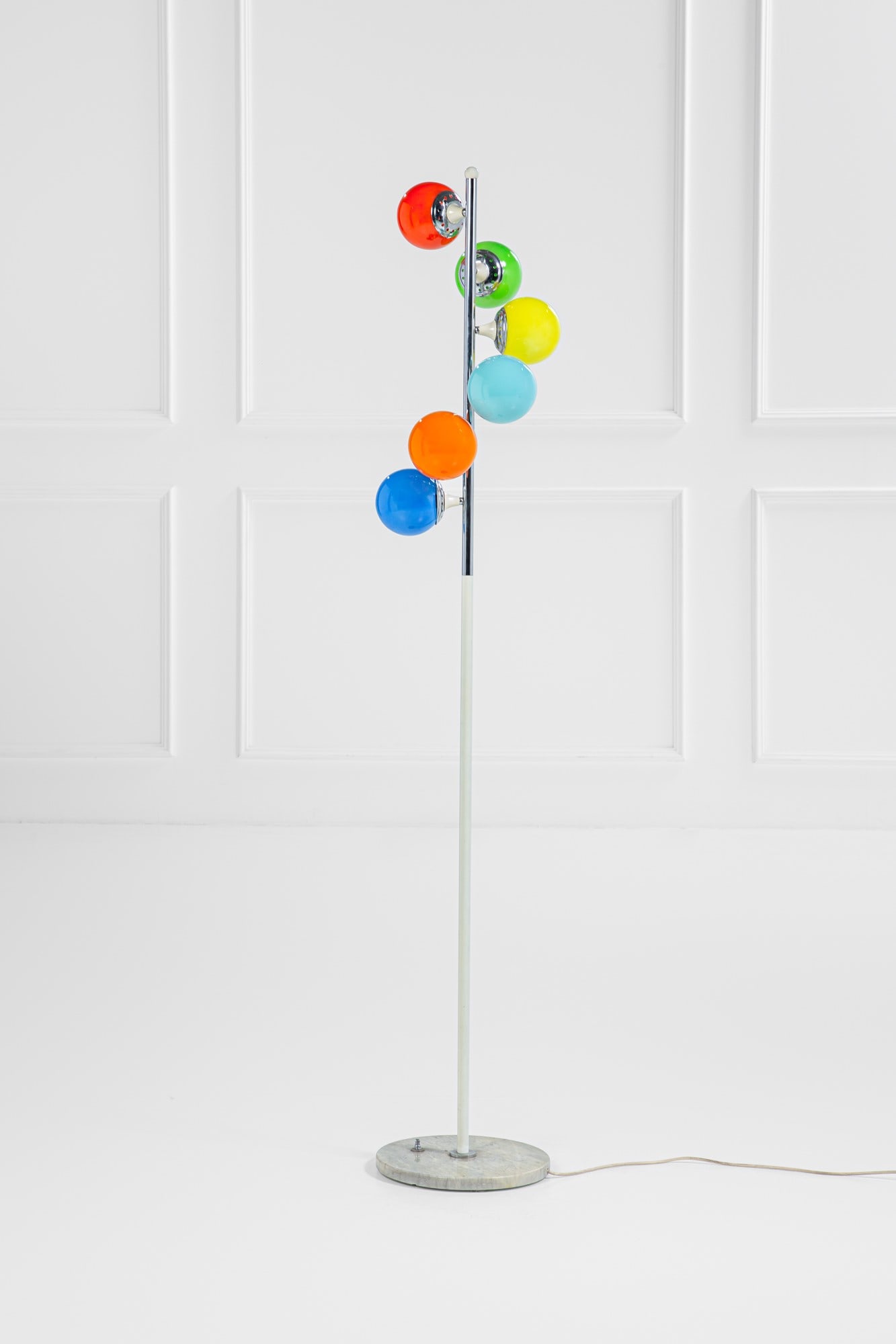 Lampada da terra: Lampada da terra Metallo verniciato, metallo cromato, marmo, vetro colorato h cm 174, diam. cm 30