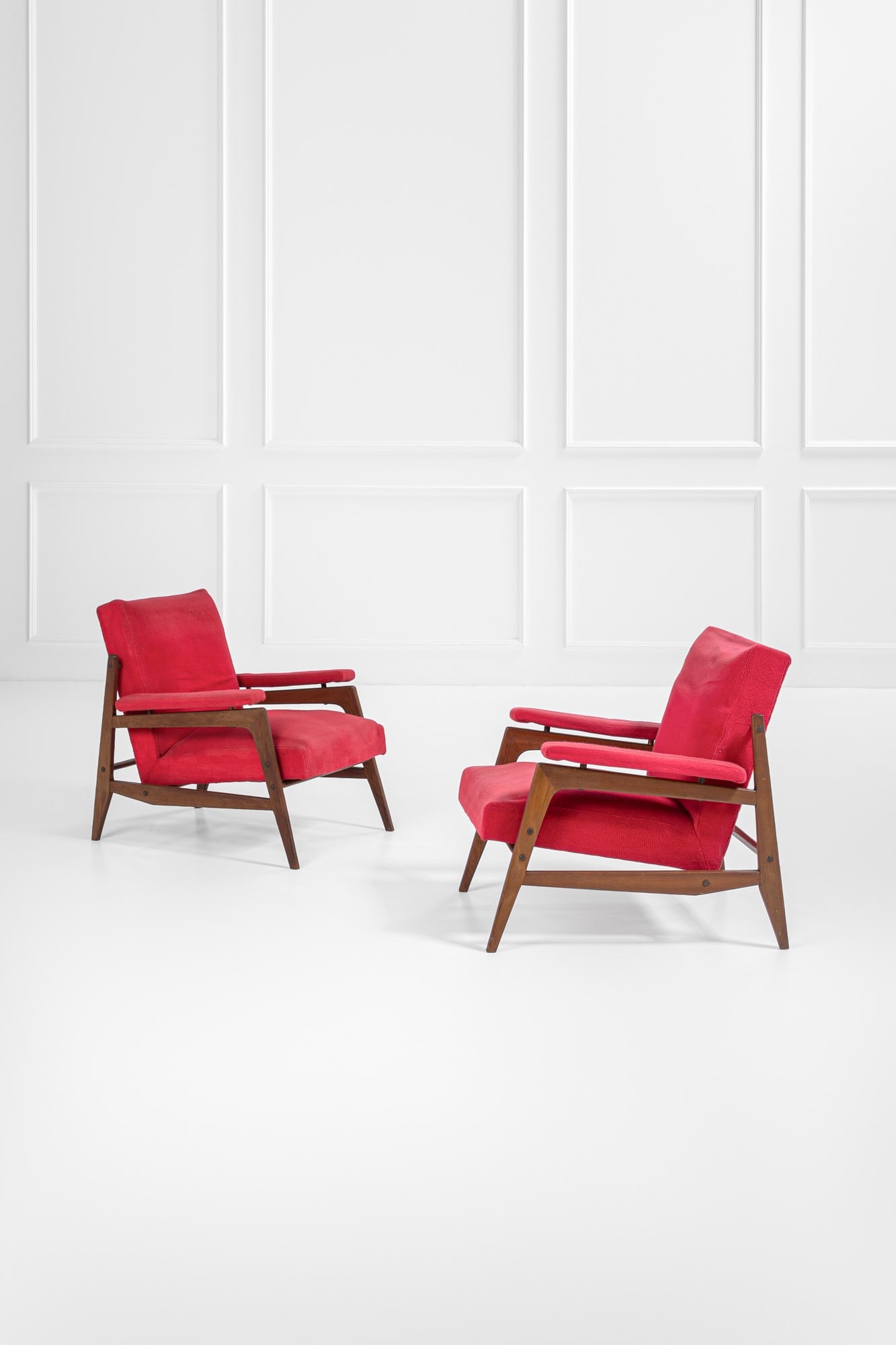 Anonima Castelli (attr.). Due poltrone: Due poltrone Legno massello sagomato, tessuto. 1960 ca. cm 80x62x80