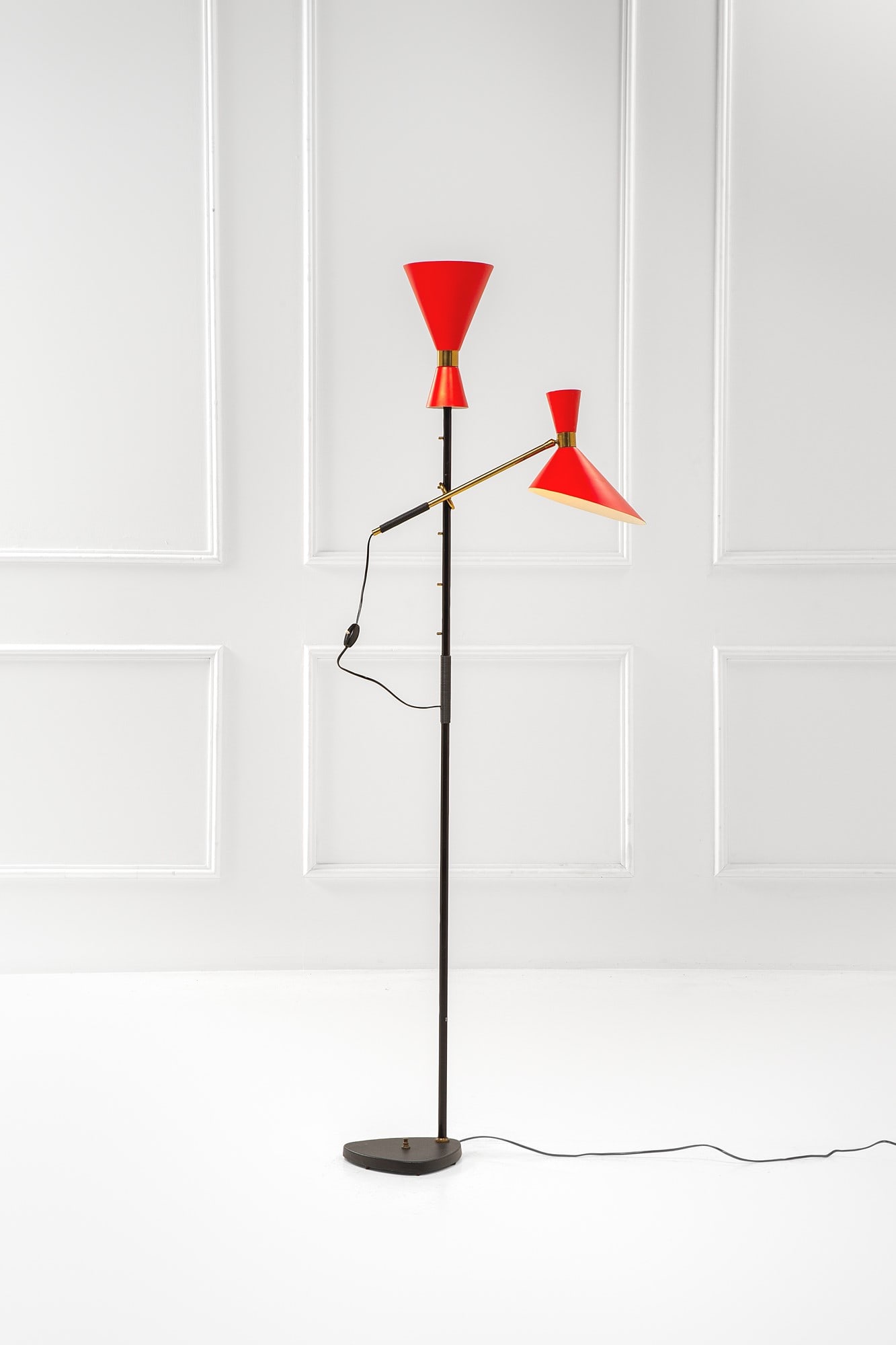 Julius Theodor Kalmar. Lampada da terra mod. 2097: Lampada da terra mod. 2097Ottone, metallo verniciato, ghisa.Prod. Kalmar, Austria, 1950 ca.cm 182x54x30