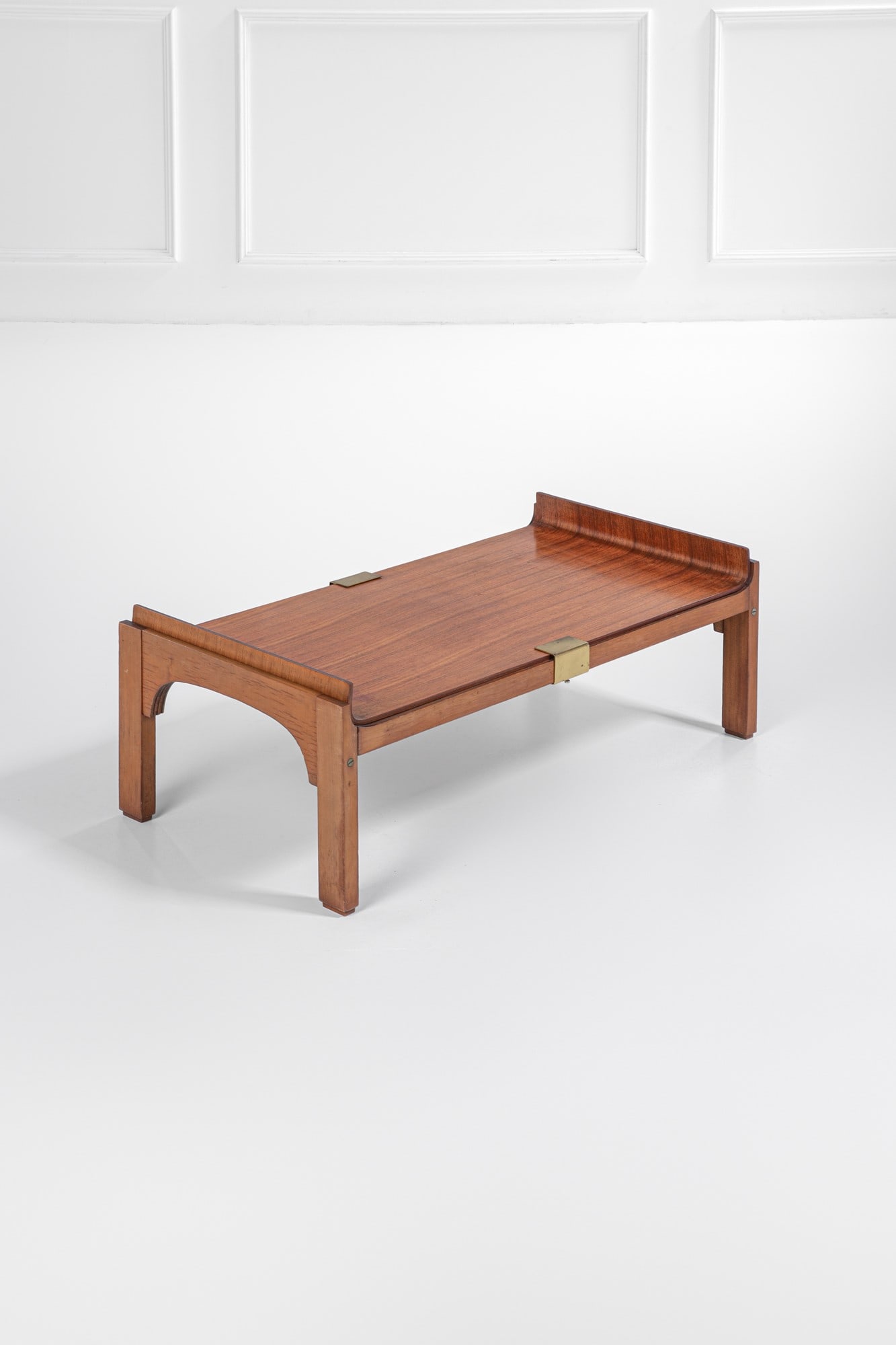 Tavolino: Tavolino Legno curvato e impiallacciato, ottone. 1960 ca. cm 38x109x59