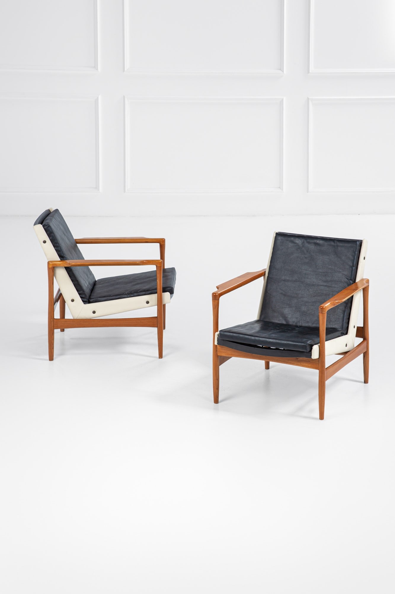 Due poltrone: Due poltrone Legno massello sagomato, pelle vinilica bicolore. 1950 ca. cm 72x68x64