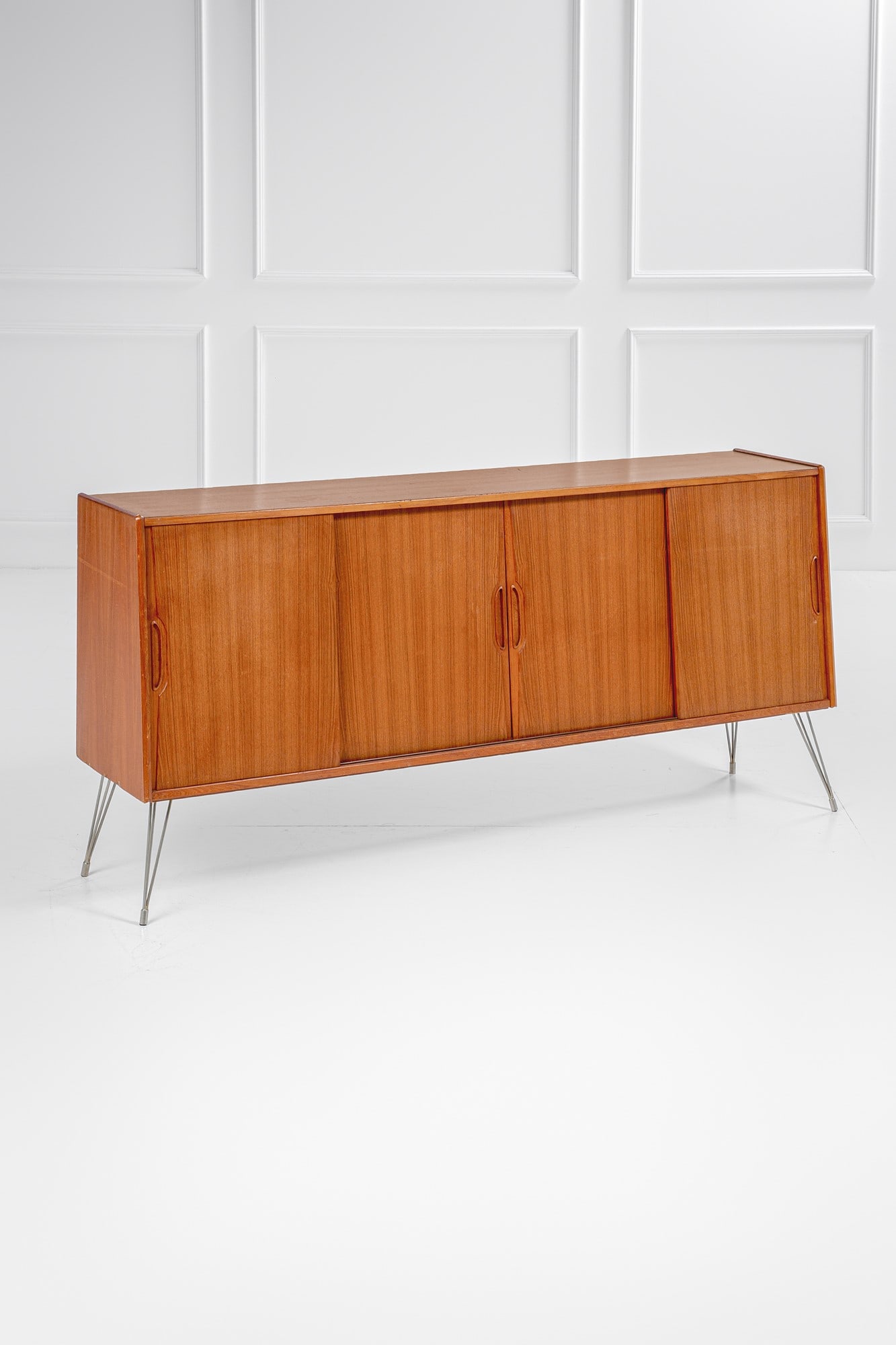 Sideboard: Sideboard Vani contenitori chiusi da ante scorrevoli Legno impiallacciato, acciaio. 1960 ca. cm 95x200x46
