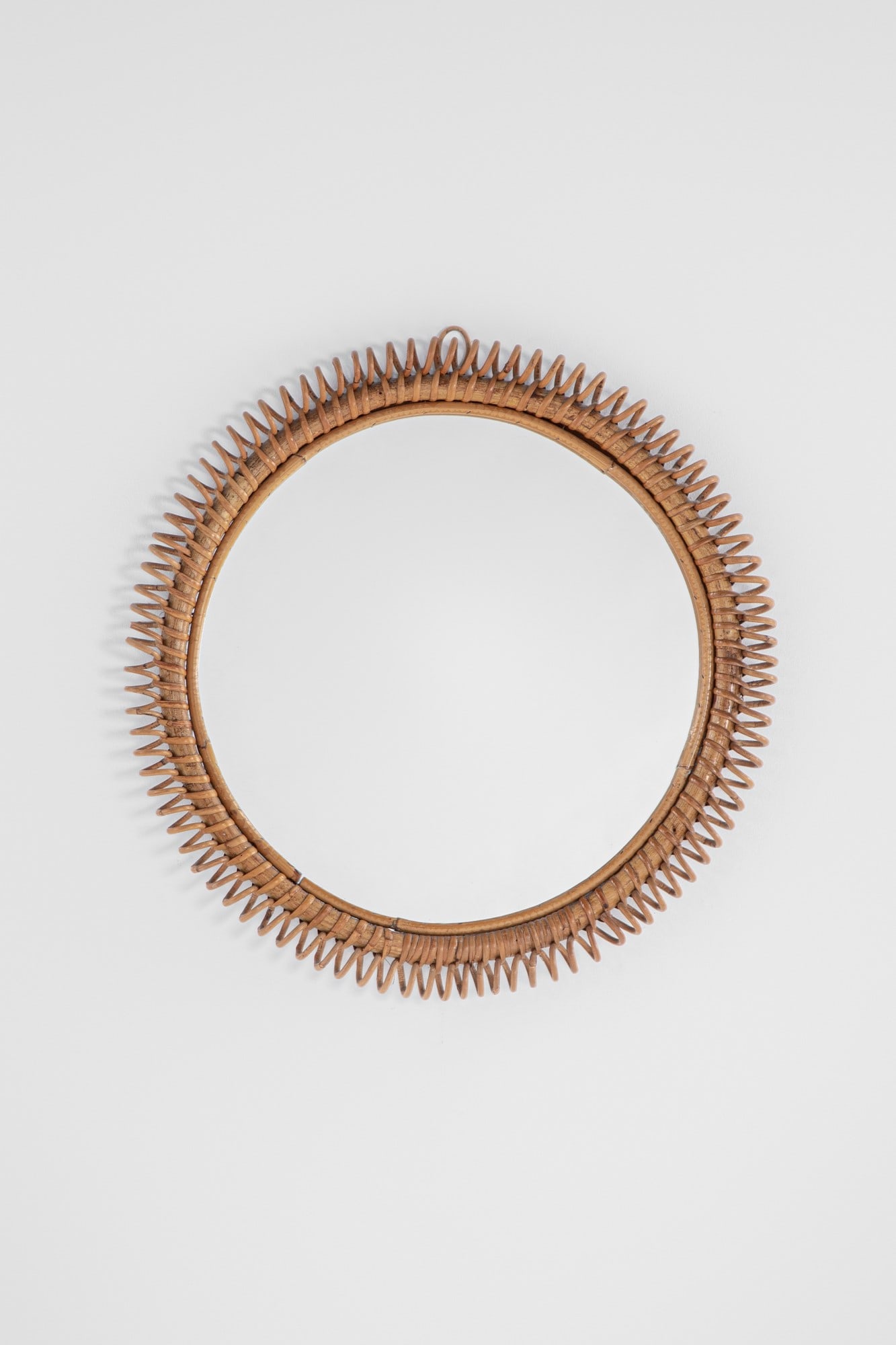 Specchio da parete: Specchio da pareteGiunco, canna d'India, midollino.1960 ca.diam. cm 22, prof. cm 5