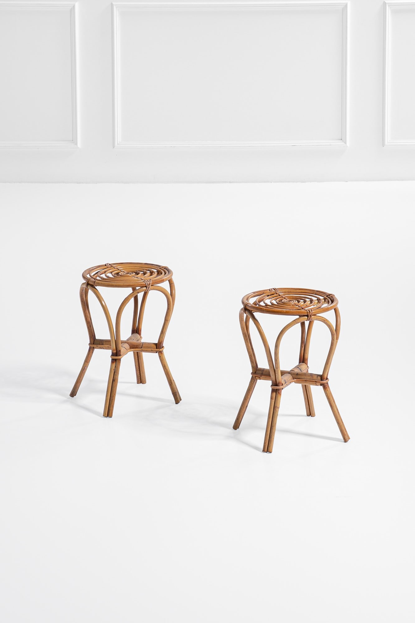 Due sgabelli da giardino: Due sgabelli da giardinoBamboo, midollino.1950 ca.h cm 45, diam. cm 40