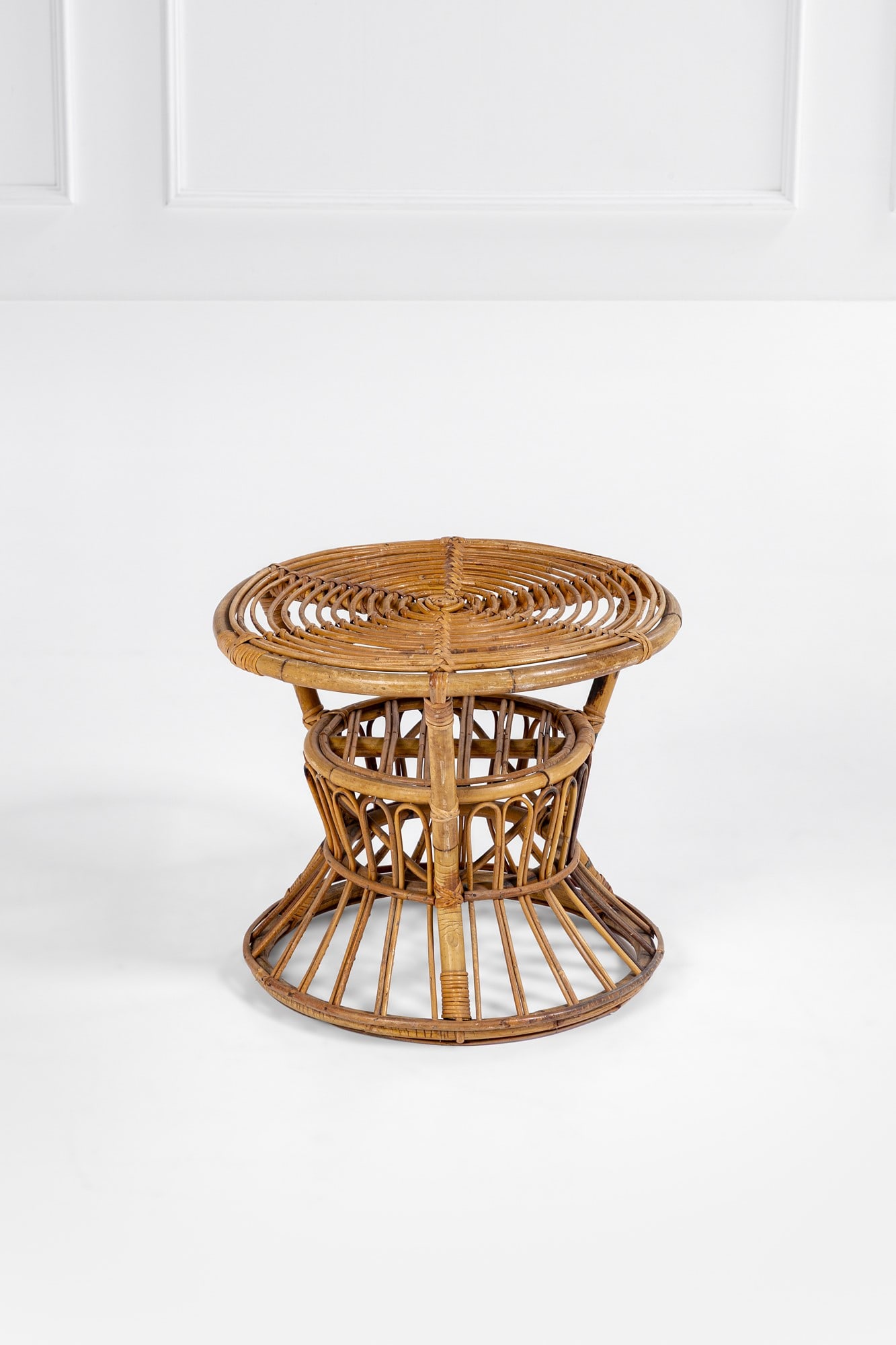 Lio Carminati. Tavolino: TavolinoBamboo, midollino.Prod. Casa e Giardino, 1950 ca.h cm 51, diam. cm 60